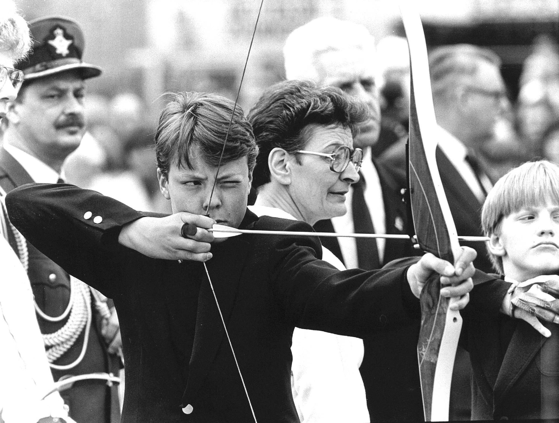 Koninginnedag 1985: een geconcentreerde Constantijn tijdens een potje handboogschieten. De prins is