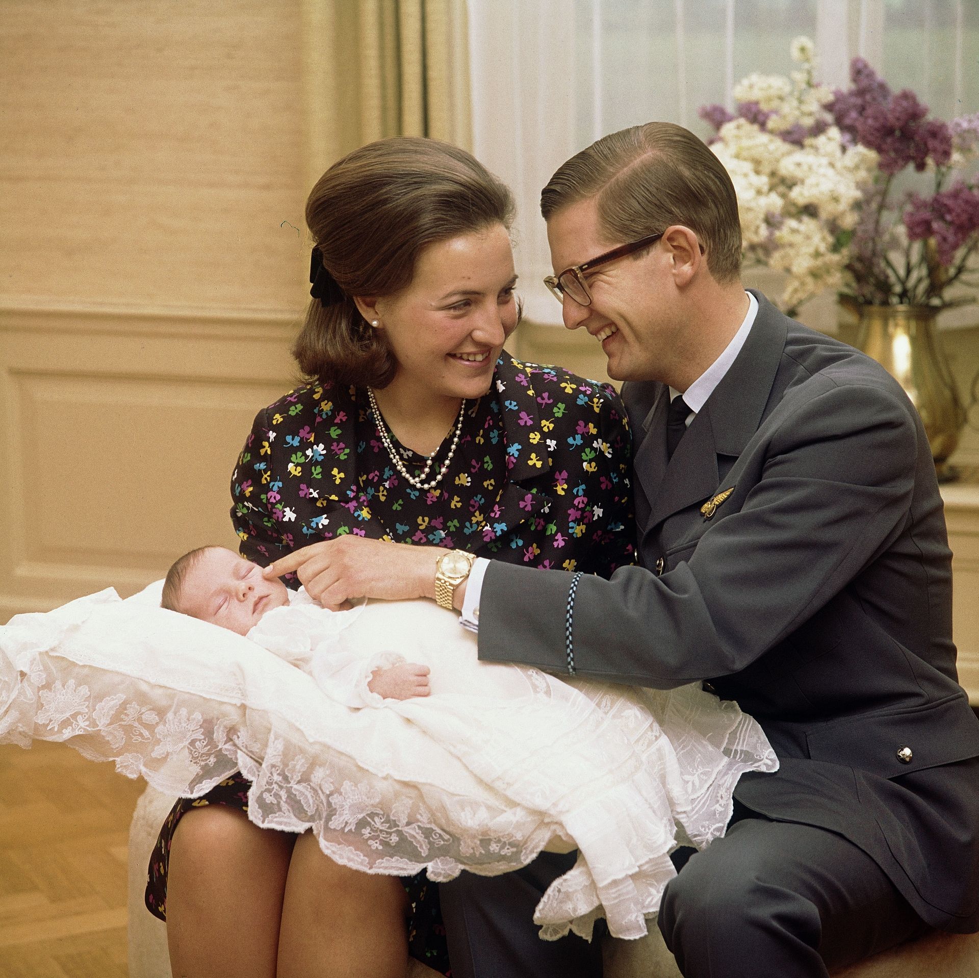 De kersverse ouders Pieter en Margriet met hun pasgeboren zoon prins Maurits, 1968.