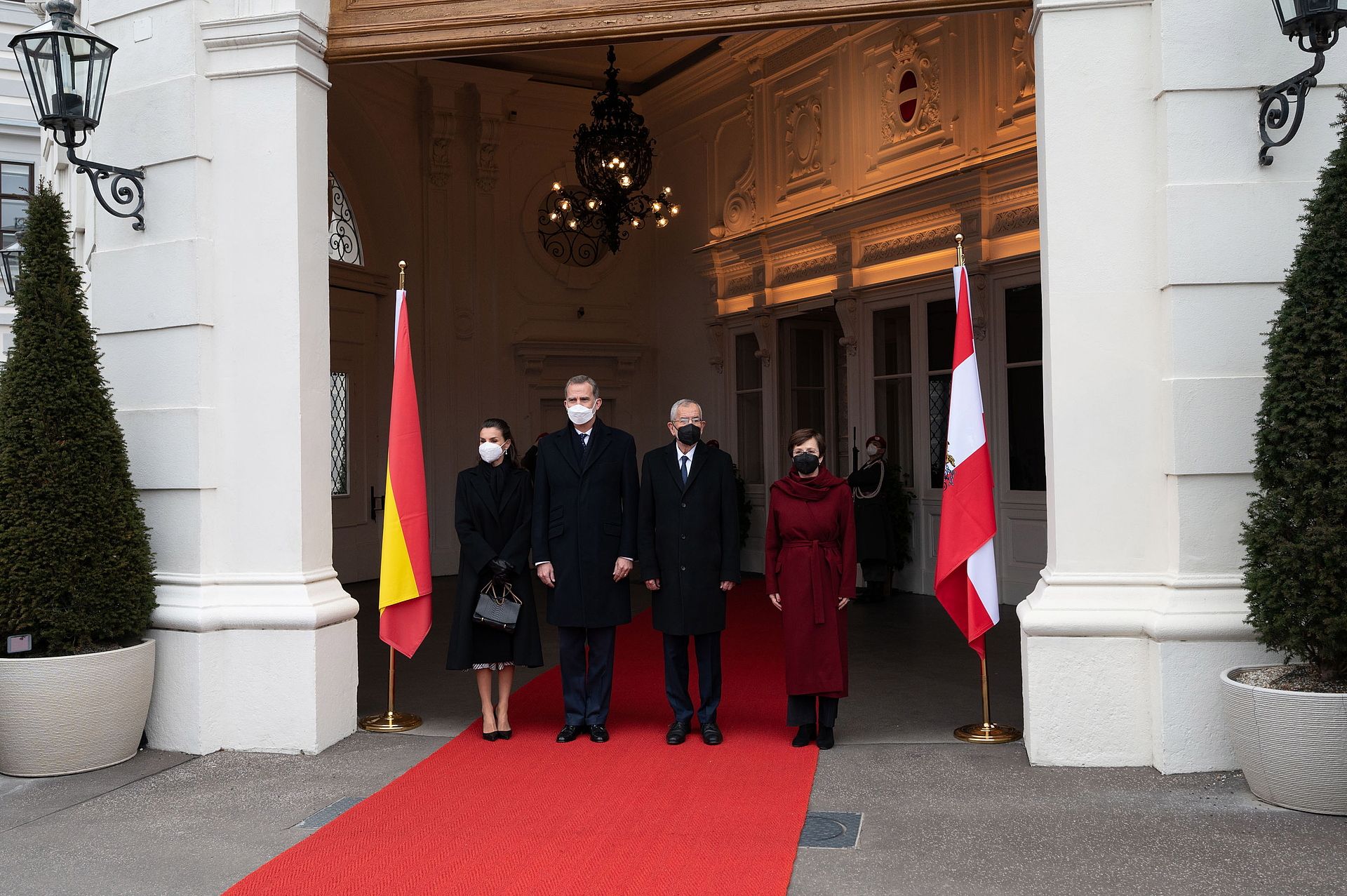 Het Spaanse koningspaar wordt ontvangen door de Oostenrijkse president Alexander van der Bellen en