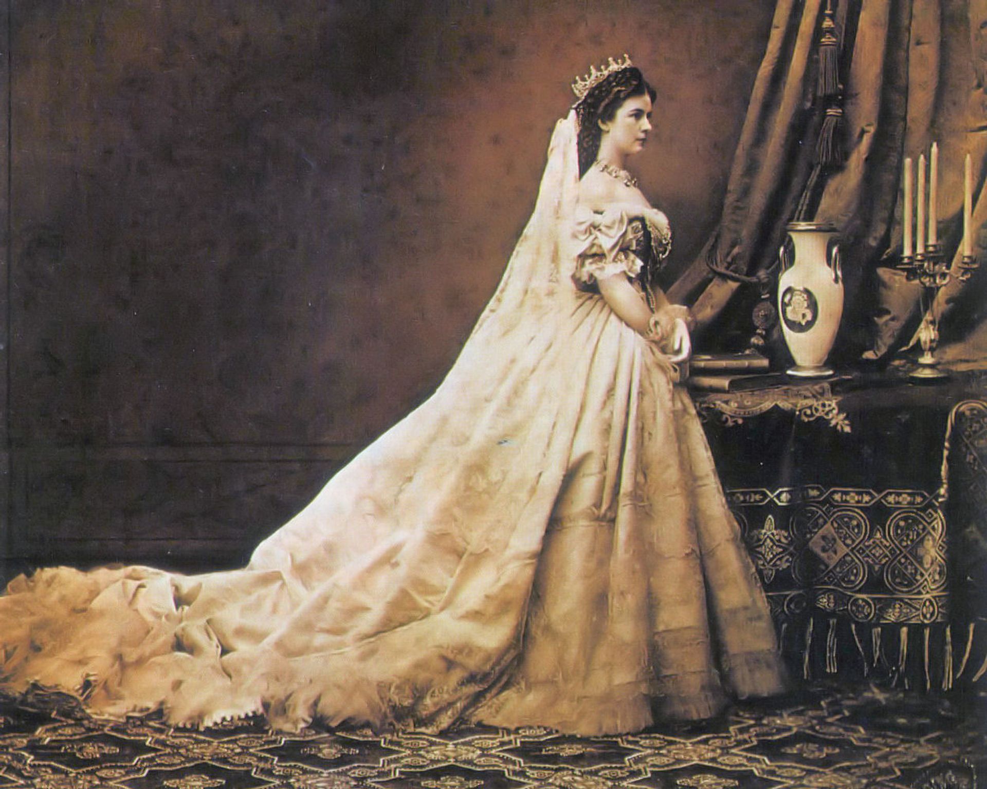 Elisabeth in 1867 als koningin van Hongarije.