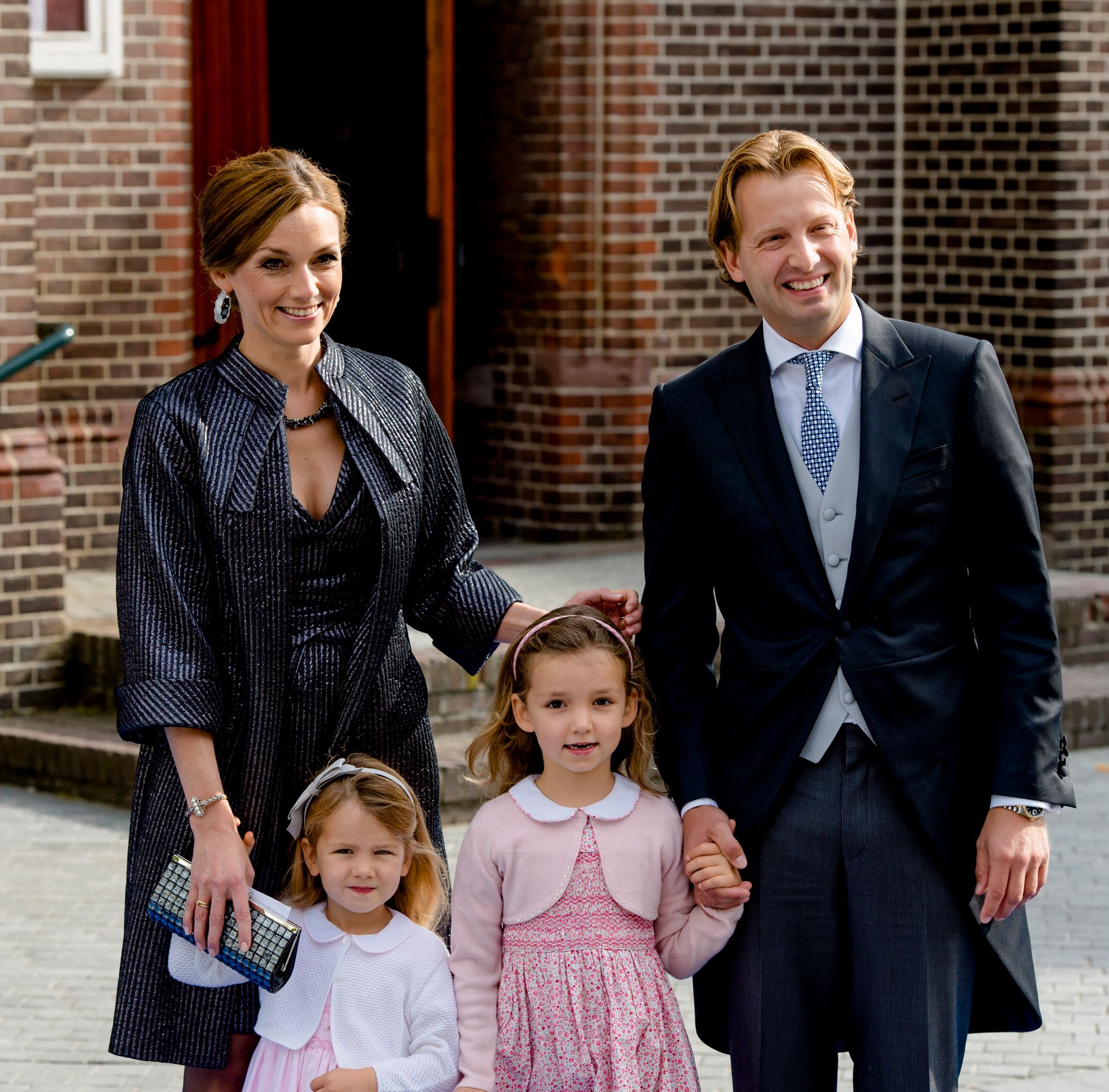 2013: Prinses Aimée, prins Floris en hun twee oudste kinderen, Magali en Eliane, komen aan in Apeldoorn voor het huwelijk van prins Jaime en Viktória.