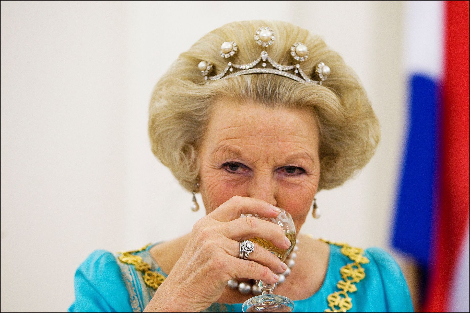 2008: koningin Beatrix neemt een slokje wijn tijdens het staatsbanket. Ze brengt een staatsbezoek aan de Republiek Litouwen.