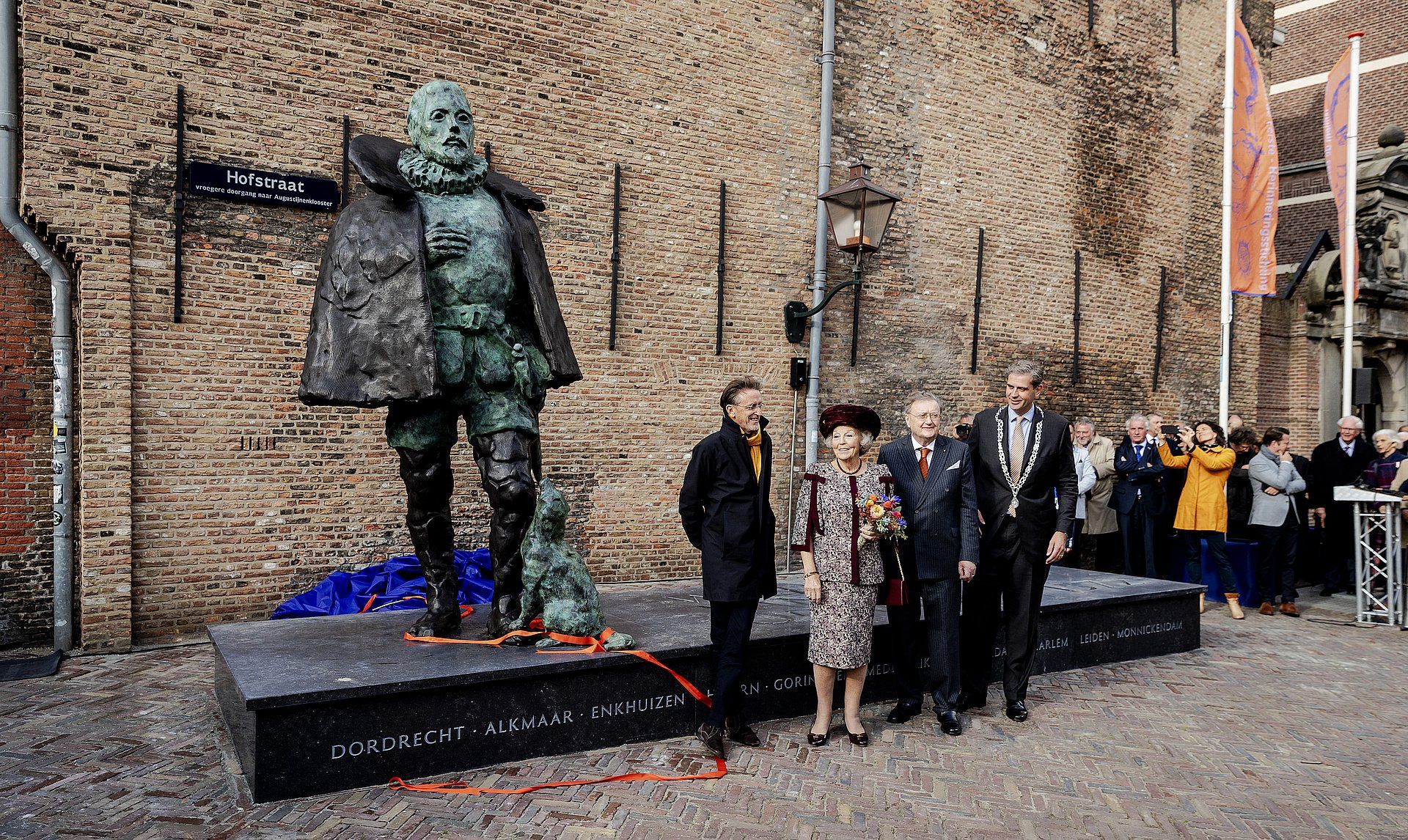 Het standbeeld werd geschonken aan de stad Dordrecht door de Prins Willem de Eerste