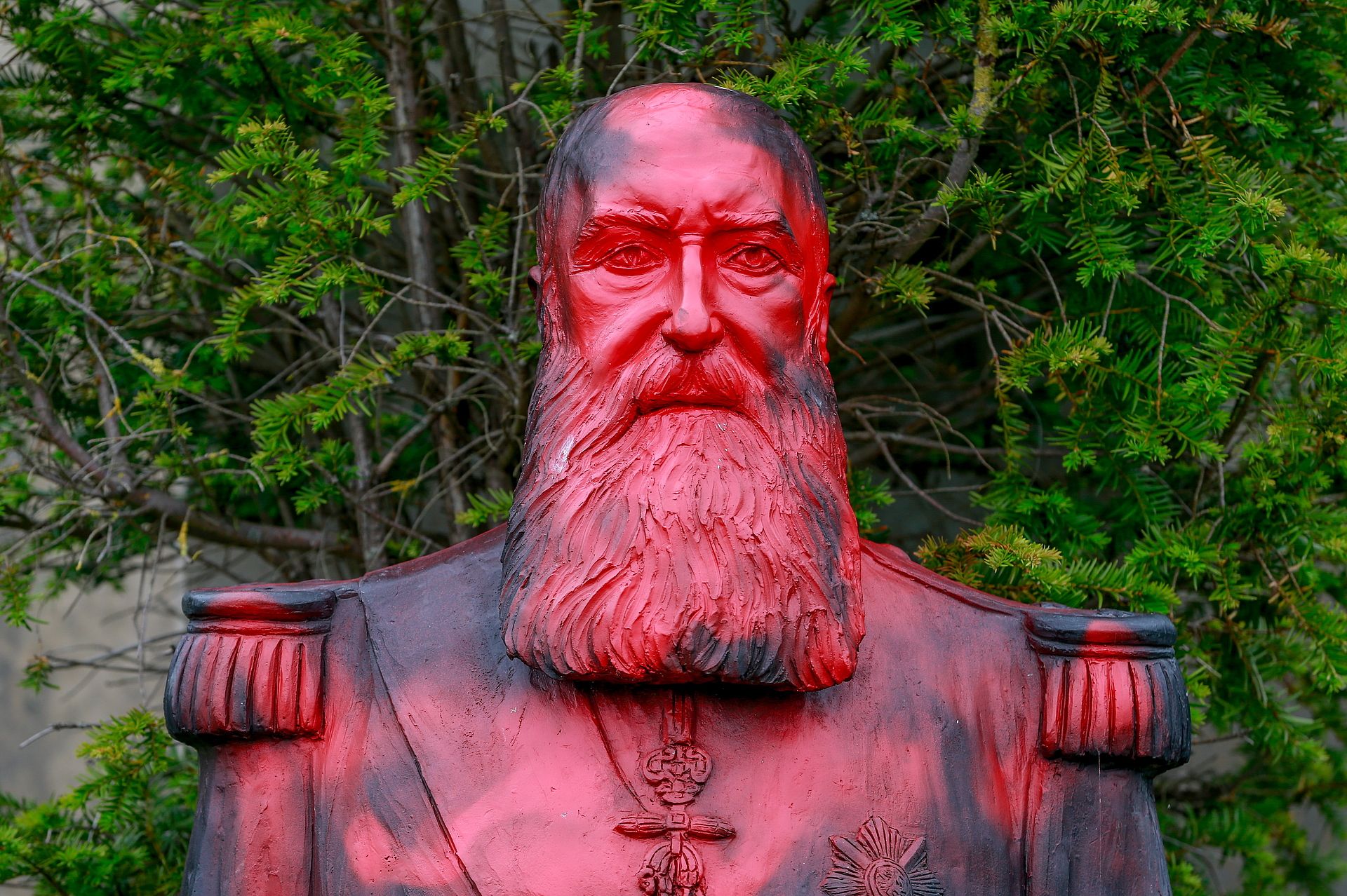 Een besmeurd standbeeld van koning Leopold.