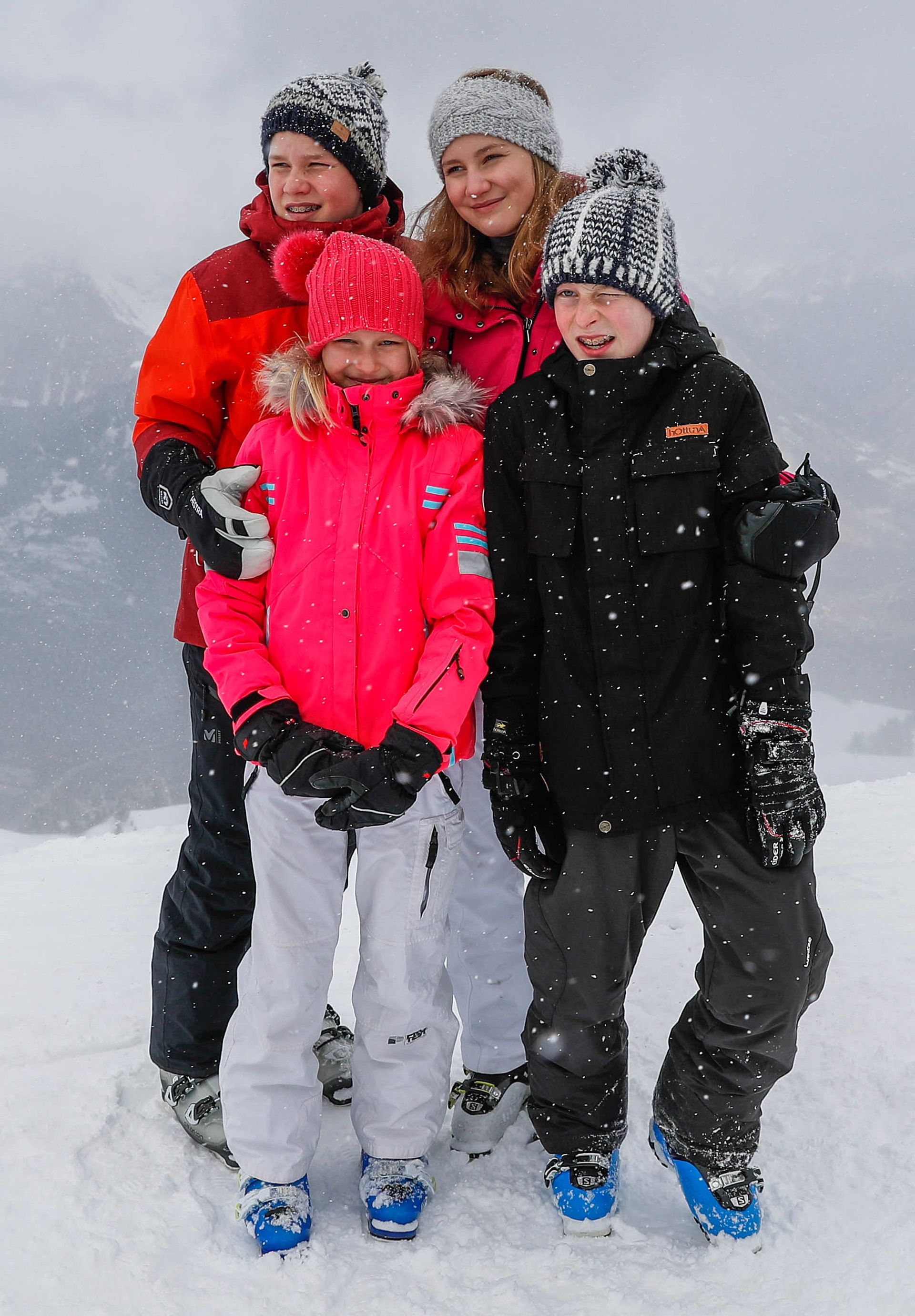 Prinses Elisabeth lacht samen met haar broers en zus naar de fotografen tijdens hun ski vakantie in