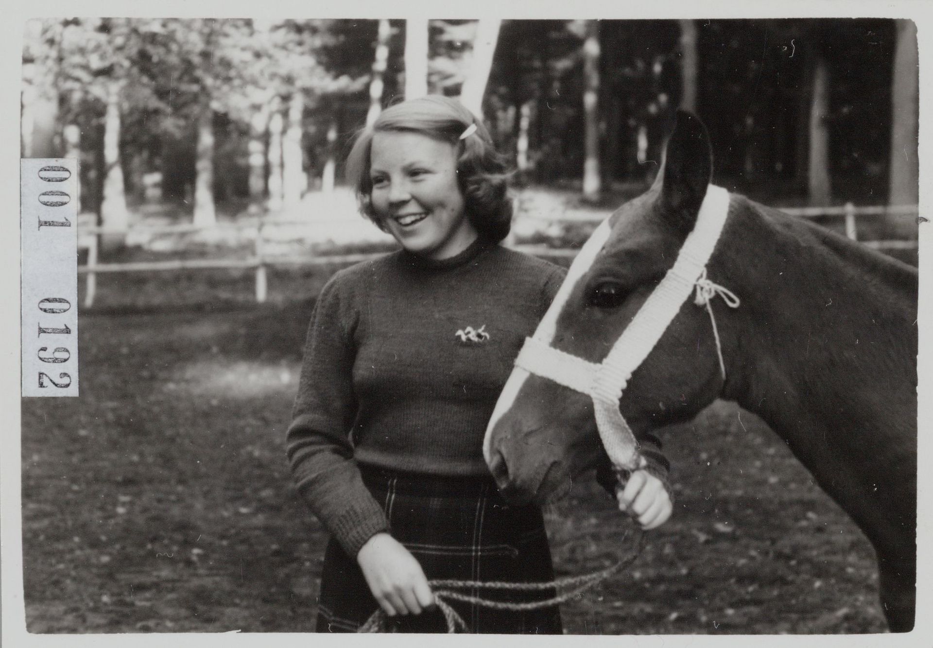 Een 13-jarige prinses Beatrix met haar paard.