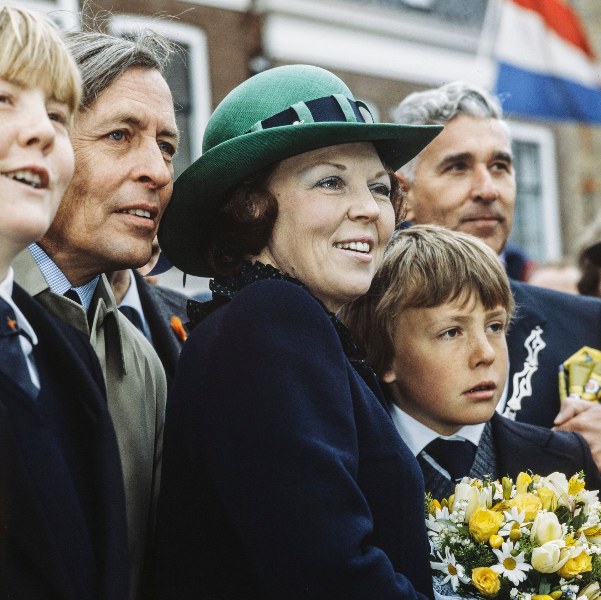 Koninginnedag 1982 in Harlingen en Zuidlaren. Op de foto zijn ook koning Willem-Alexander en prins