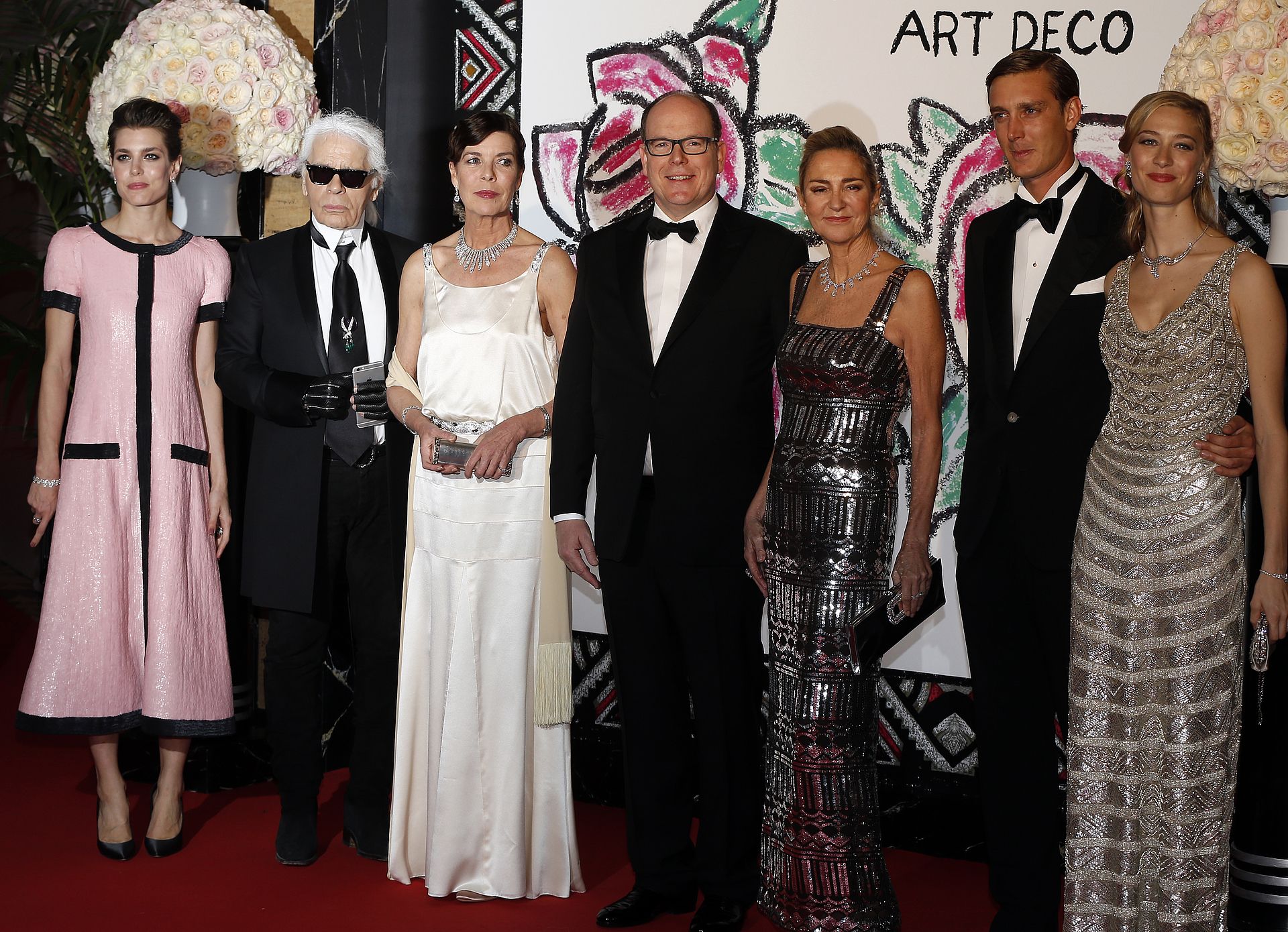 Charlotte in 2015 met haar moeder prinses Caroline en Karl Lagerfeld bij het jaarlijkse Rose Ball in Monte Carlo.