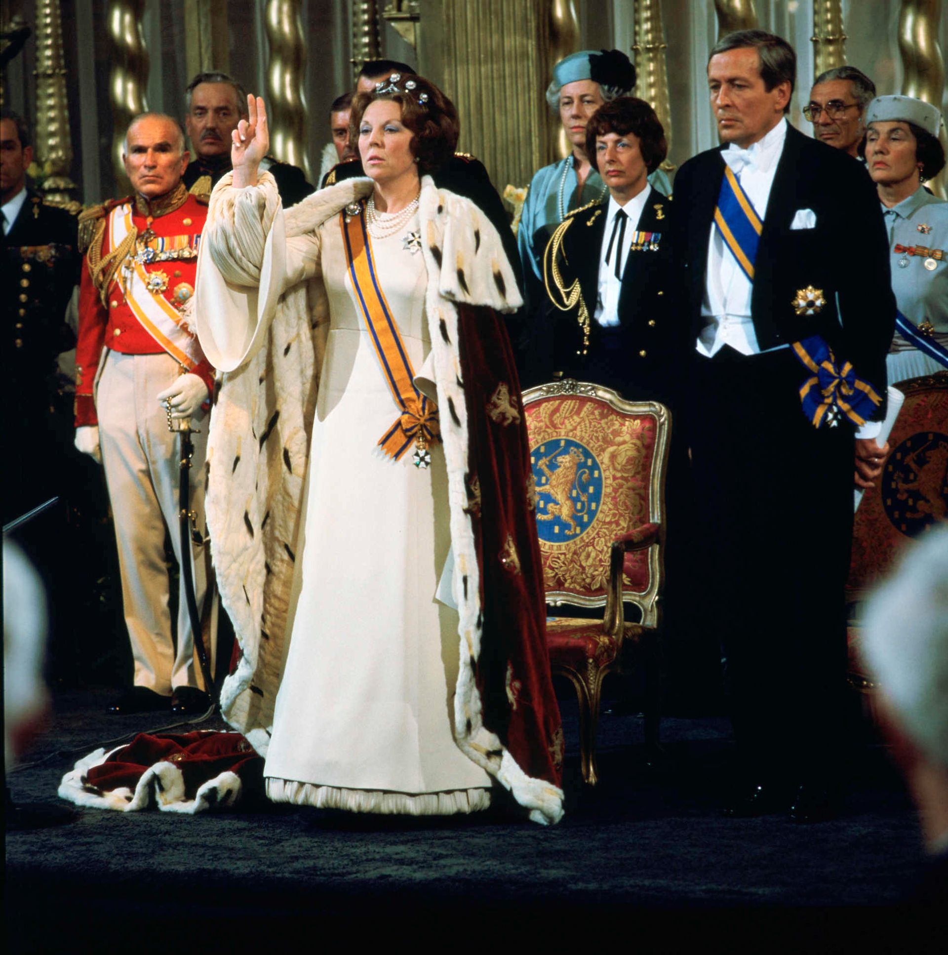 1980-Koningin-Beatrix-legt-de-eed-af-tijdens-haar-inhuldiging-als-koningin-in-de-Nieuwe-Kerk-in-Amsterdam