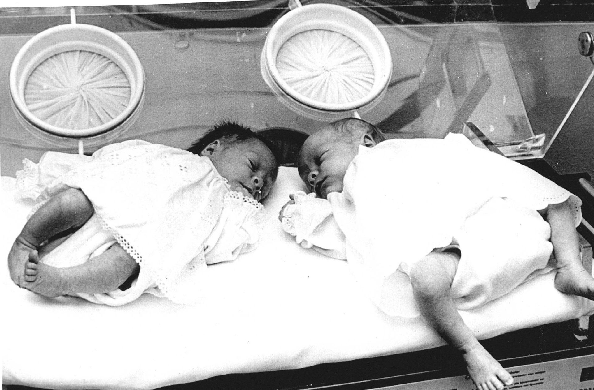 De pasgeboren tweeling in de couveuse in het ziekenhuis van Nijmegen.