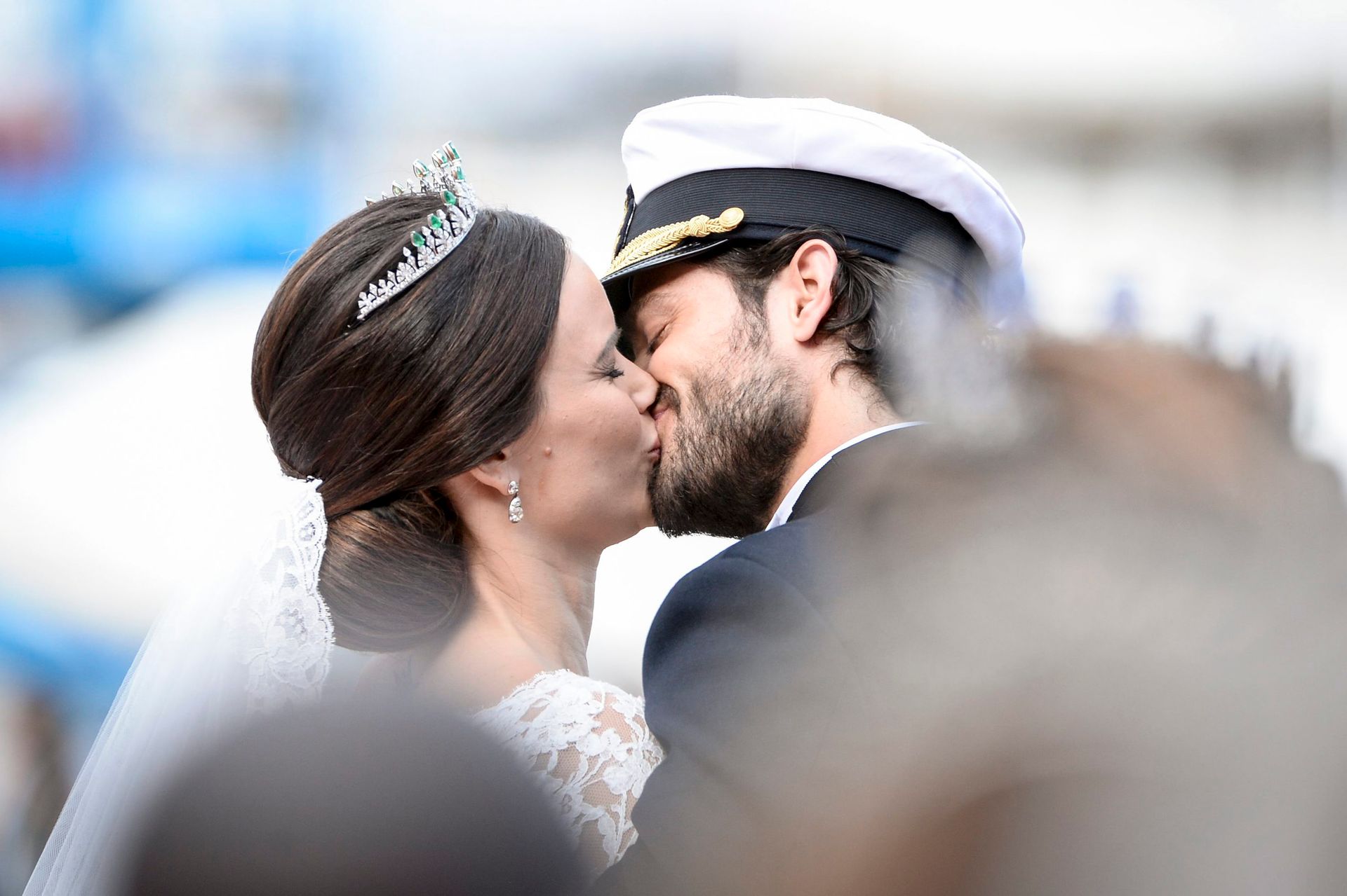 Carl Philip en Sofia geven elkaar een kus als getrouwd stel