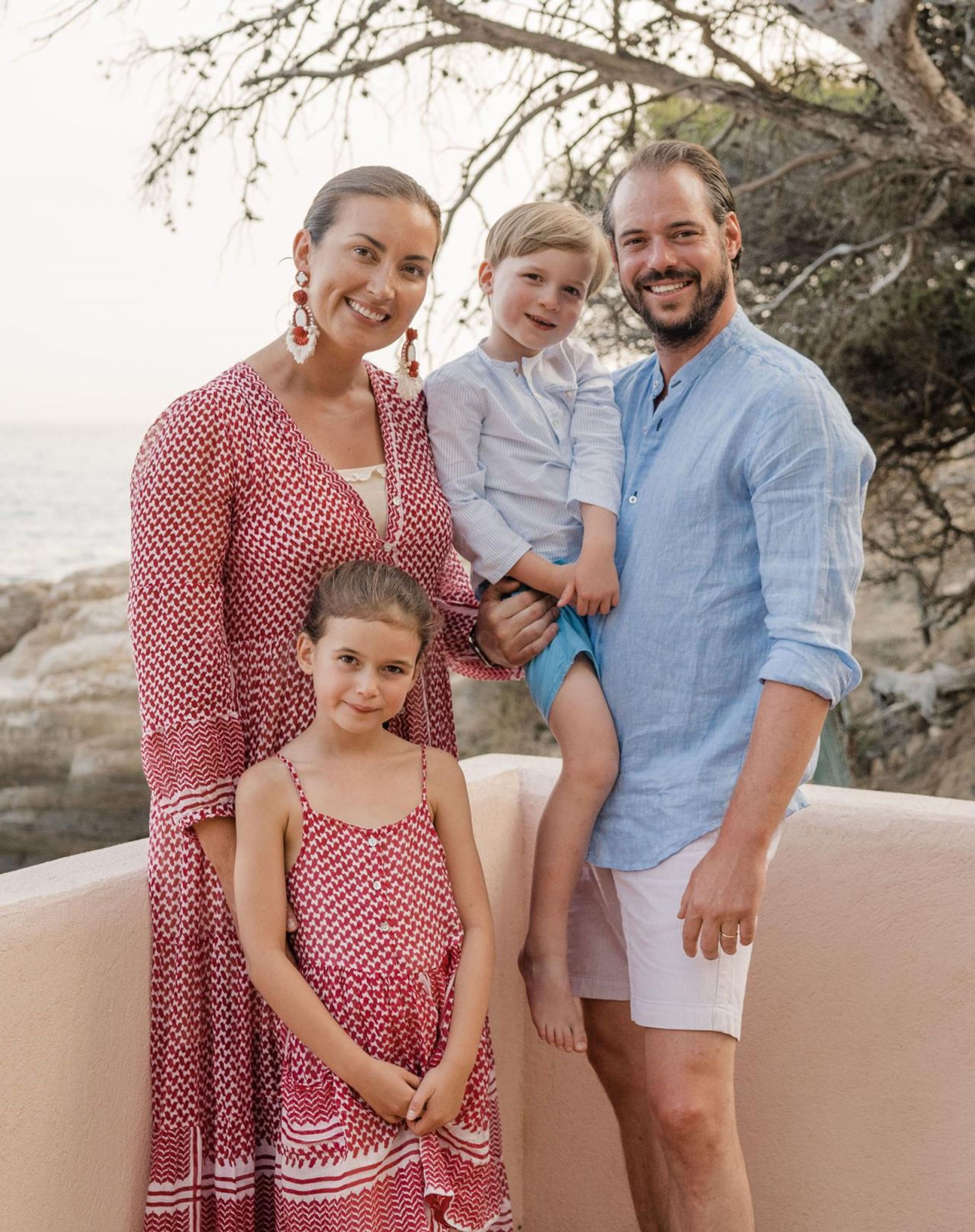 Prins Félix met zijn echtgenote Claire en hun kinderen Amalia en Liam.