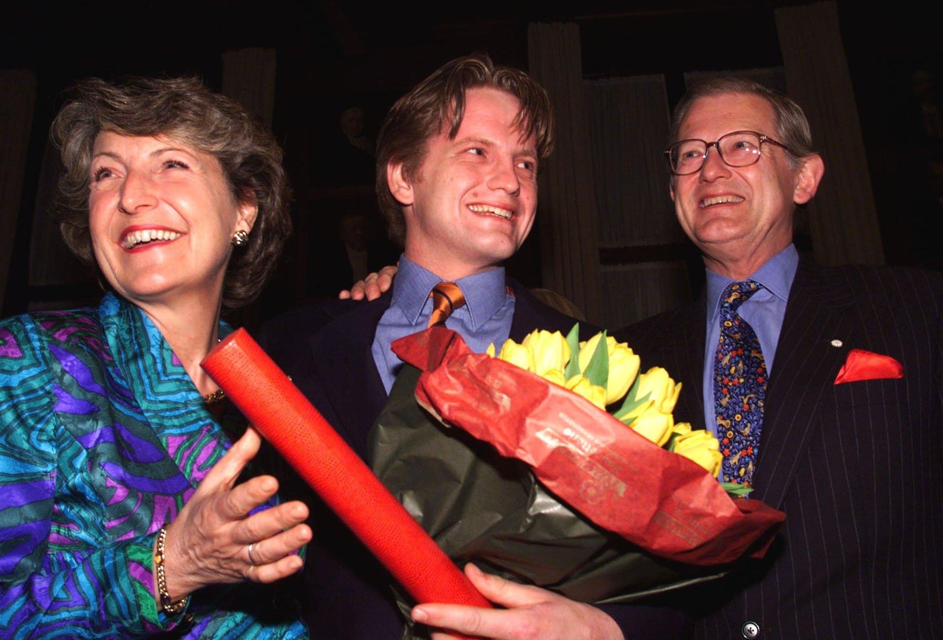 Een afgestudeerde Pieter-Christiaan tussen zijn trotse ouders, 1999.