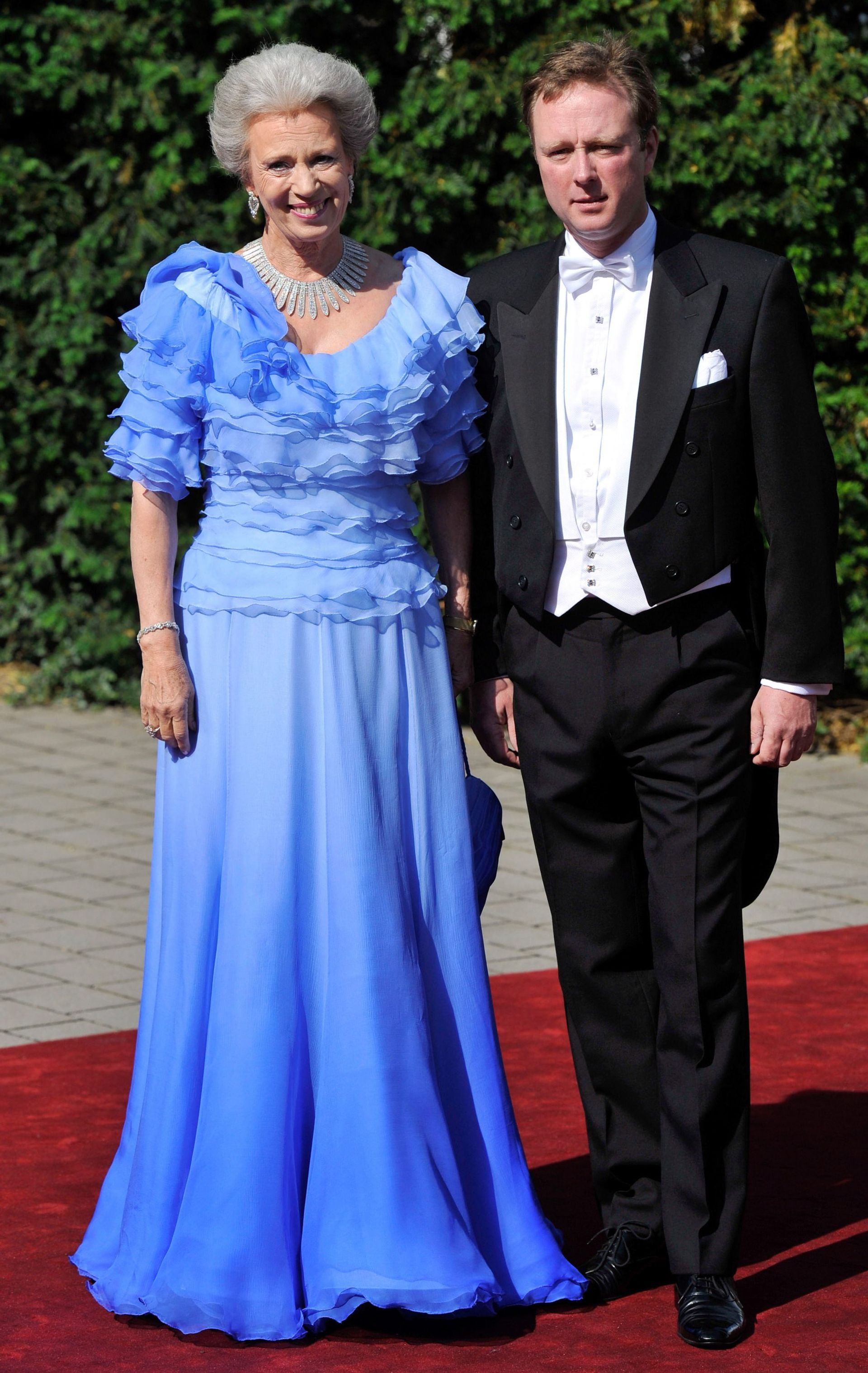 Prinses Benedikte met haar zoon Gustav bij het kerkelijk huwelijk van dochter en zus Nathalie in
