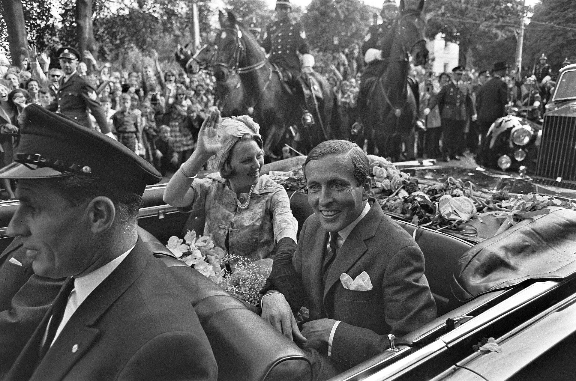 Beatrix en Claus maken op 29 juni 1965 een rijtoer door Den Haag.