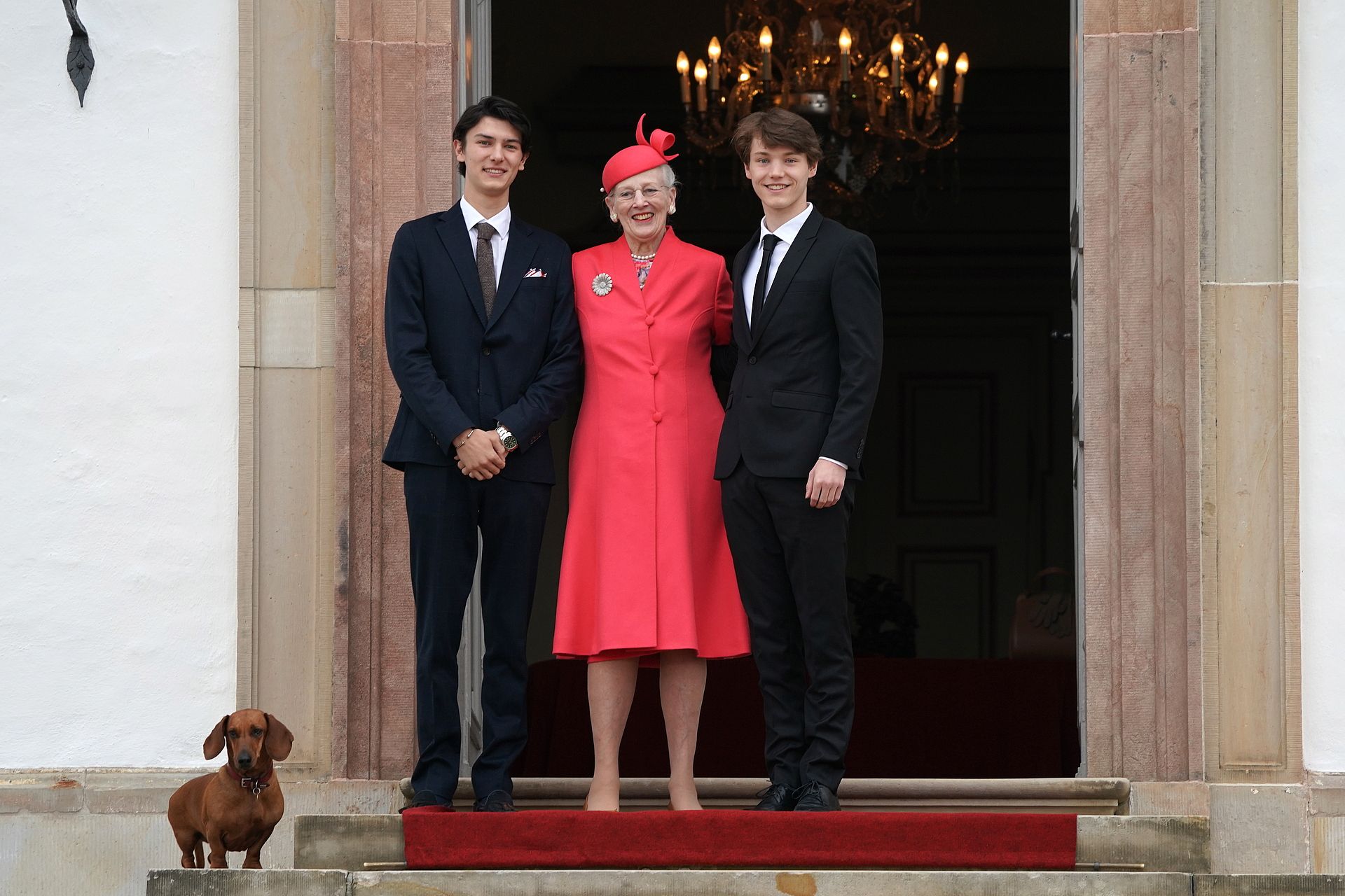 Koningin Margrethe poseert met haar kleinzoons Nikolai en Felix bij Paleis Fredensborg, mei 2021.