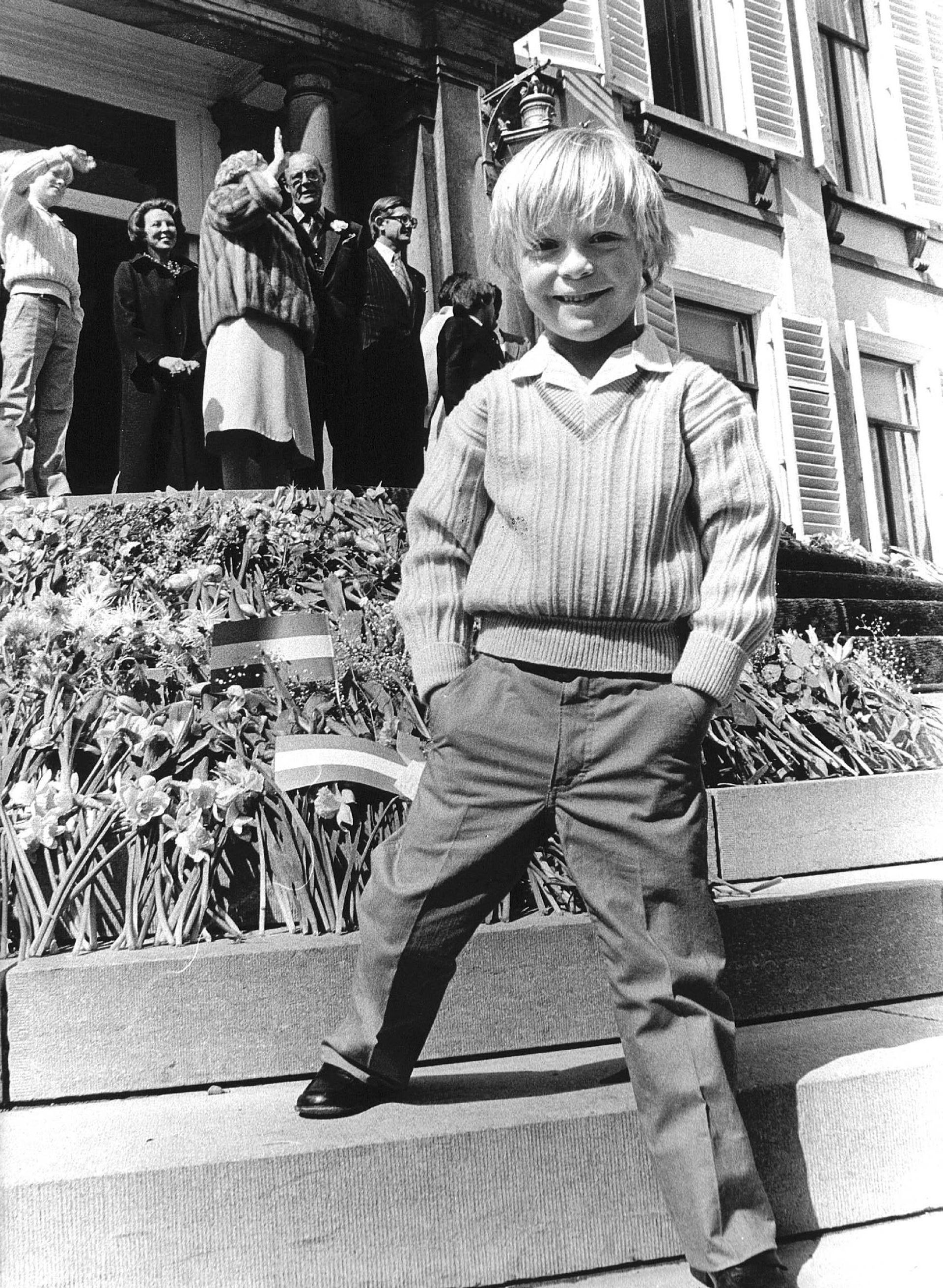 Prins Jaime neemt een stoere positie aan op de trap van Paleis Soestdijk, 1979.