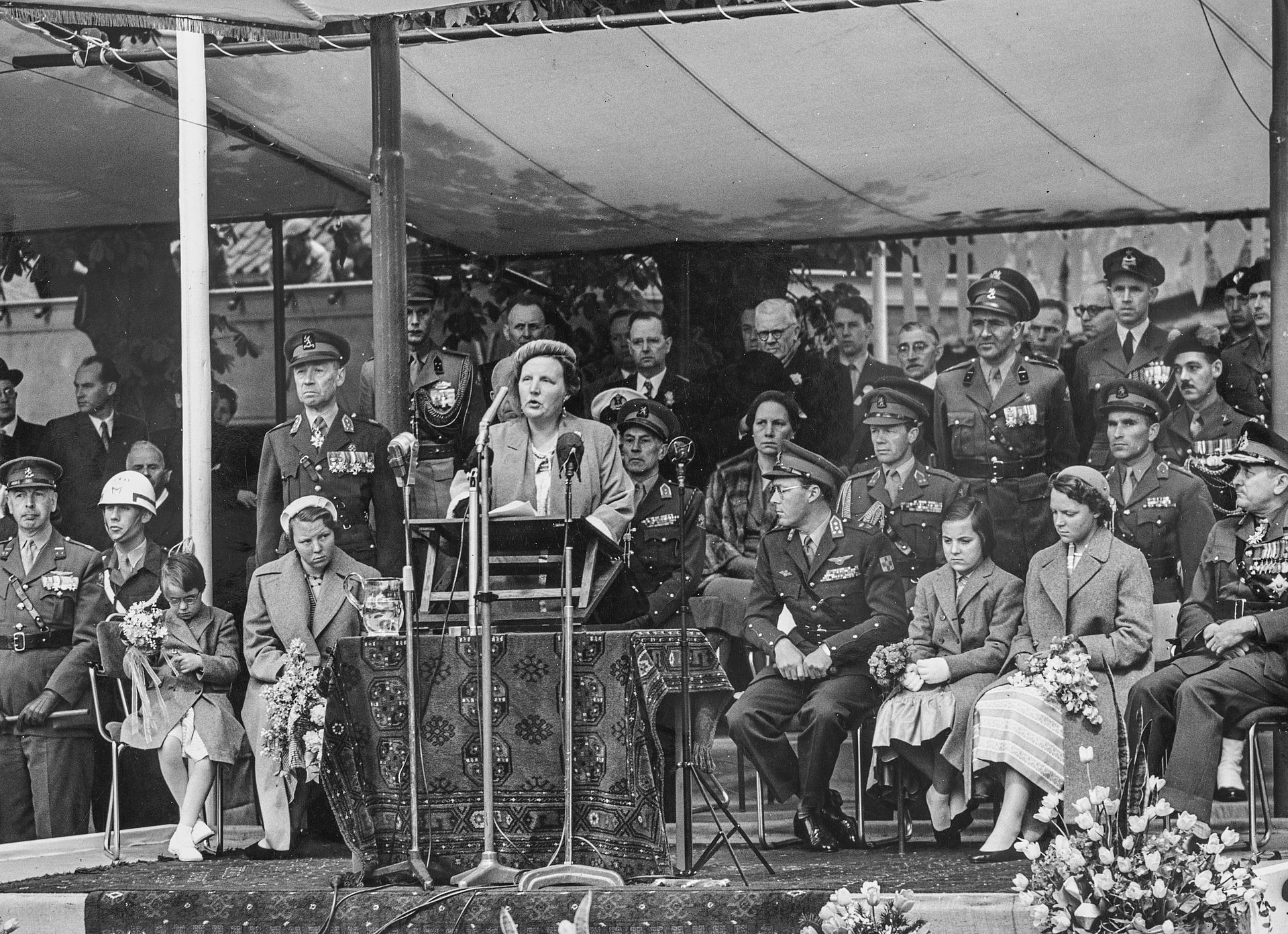 Bij de herdenking van 10 jaar bevrijding geeft koningin Juliana een speech in Wageningen.