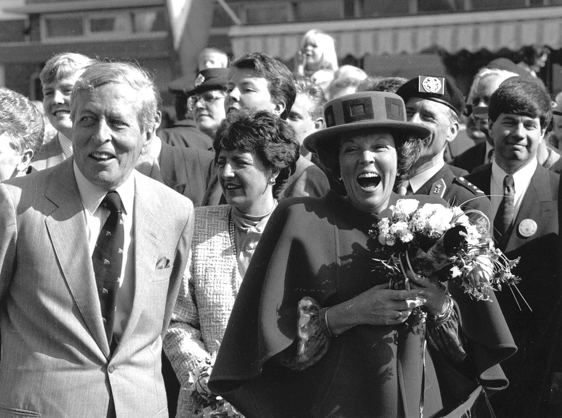 Een Groningse Koninginnedag in 1990. De koninklijke familie bezoekt Loppersum en Haren.