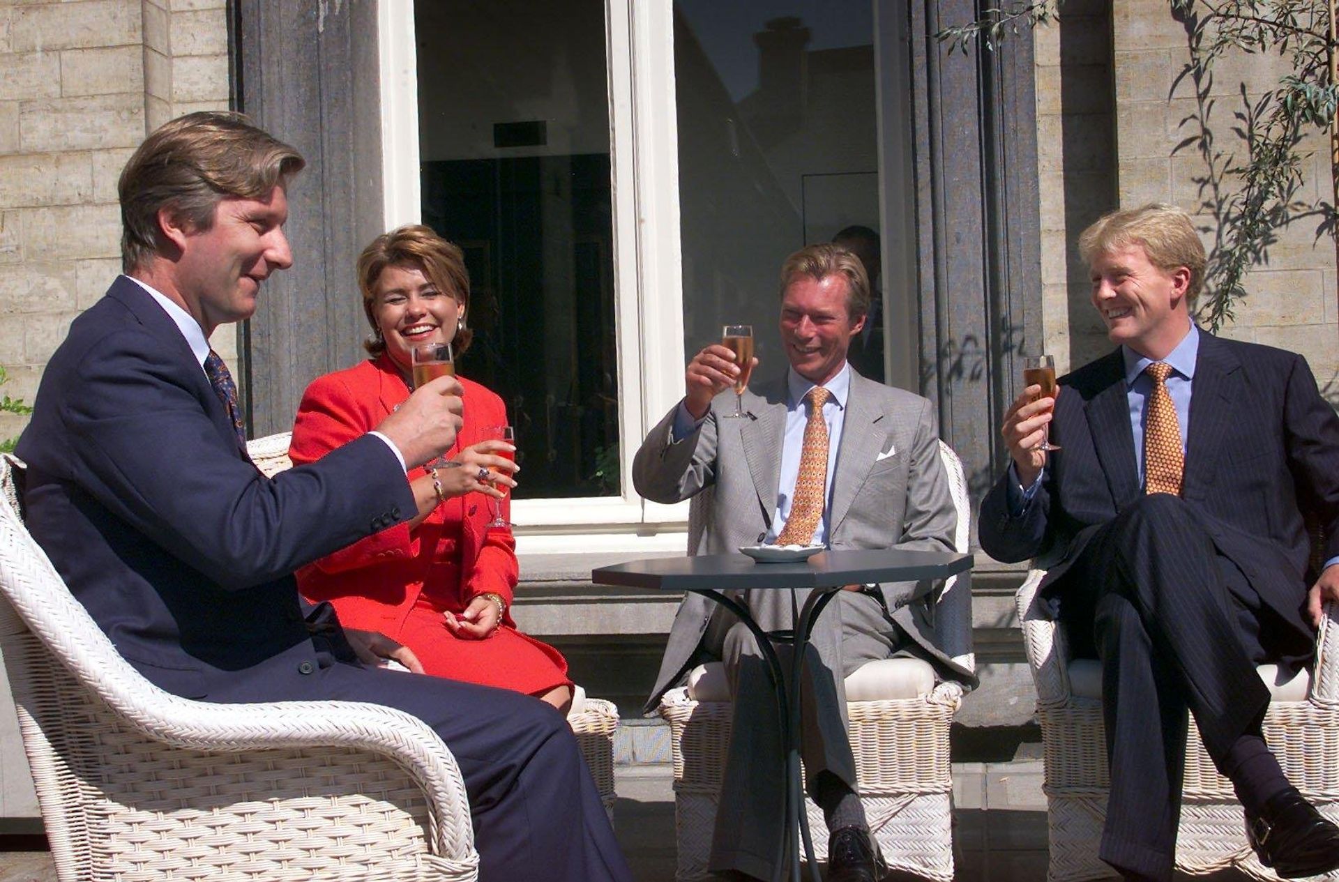 De troonopvolgers Beneluxlanden drinken in Brussel een drankje met elkaar 1999.