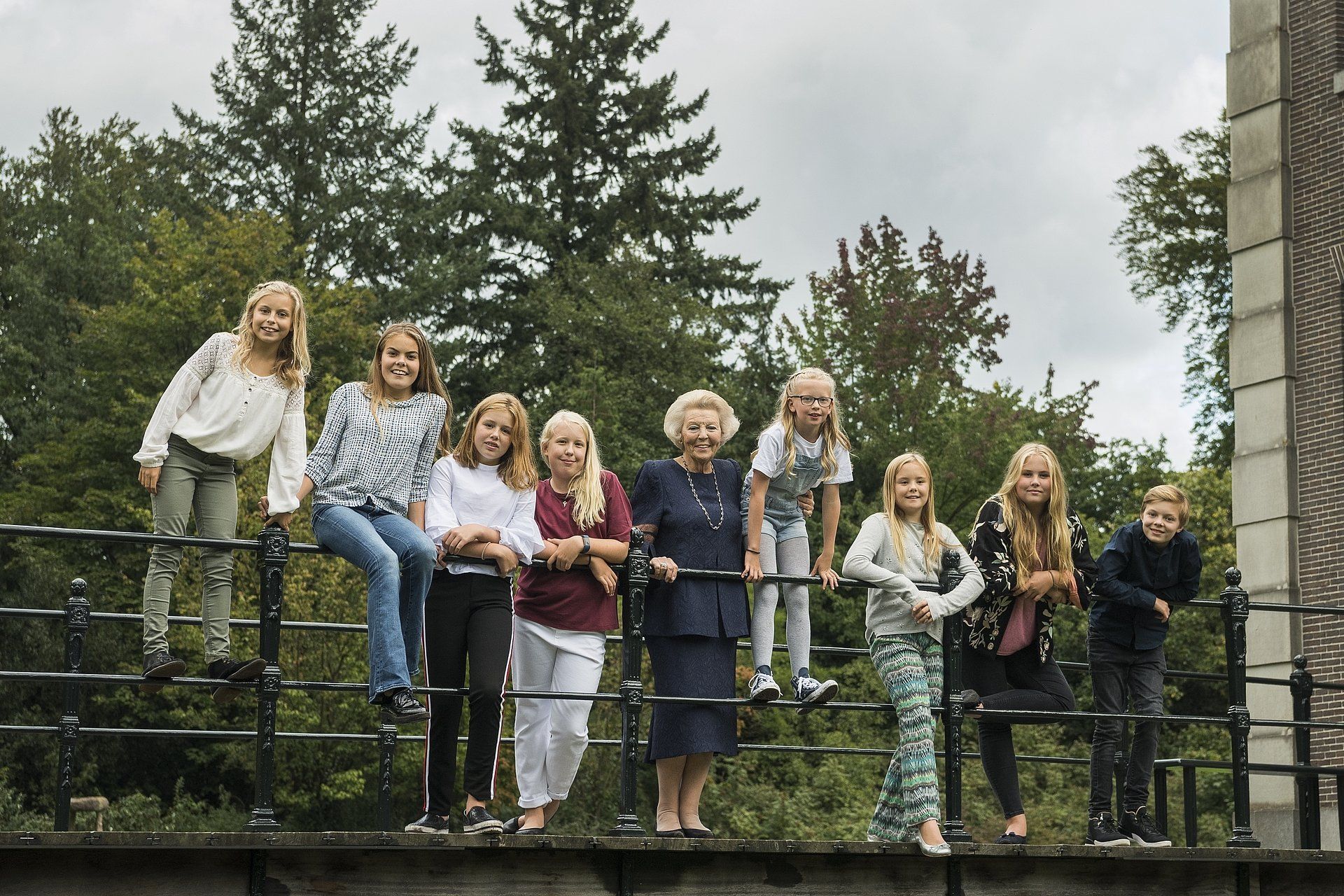 Een portret van prinses Beatrix met haar kleinkinderen Leonore, Eloise, Alexia, Luana, Zaria,