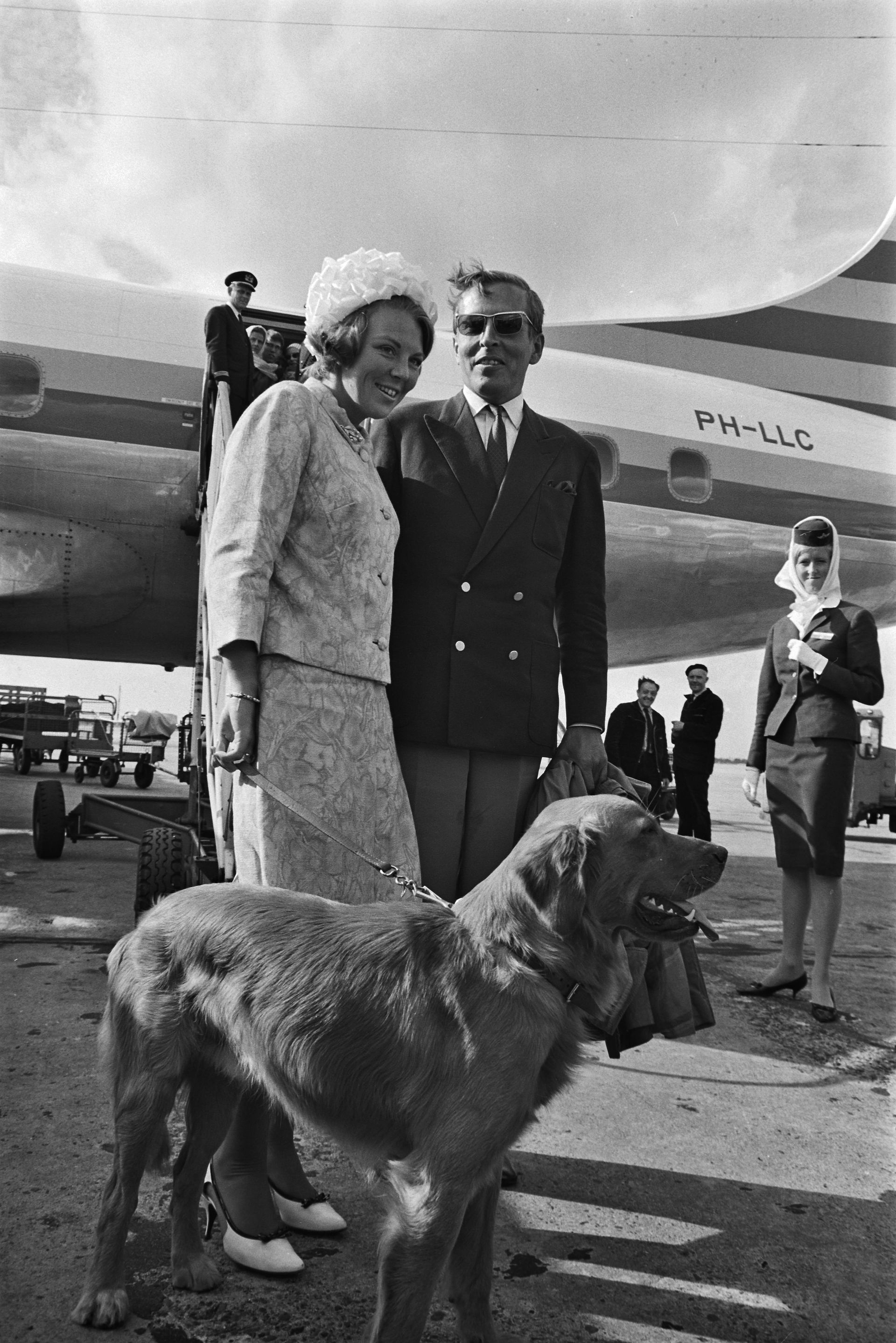 Prinses Beatrix met de bruine hond Joris aan de lijn en haar verloofde Claus von Amsberg in 1965, op