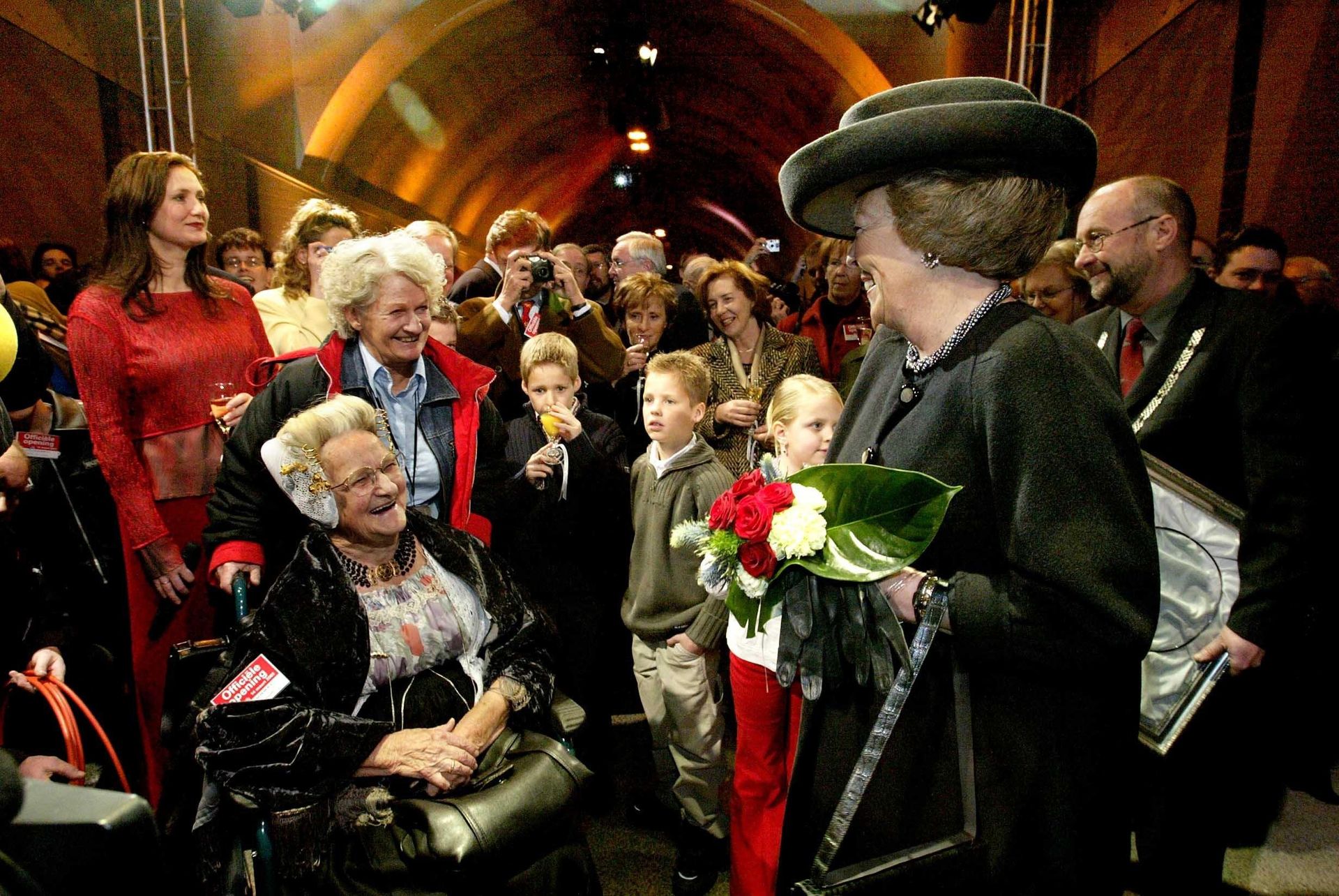 Koningin Beatrix opent de Westerscheldetunnel in 2003.