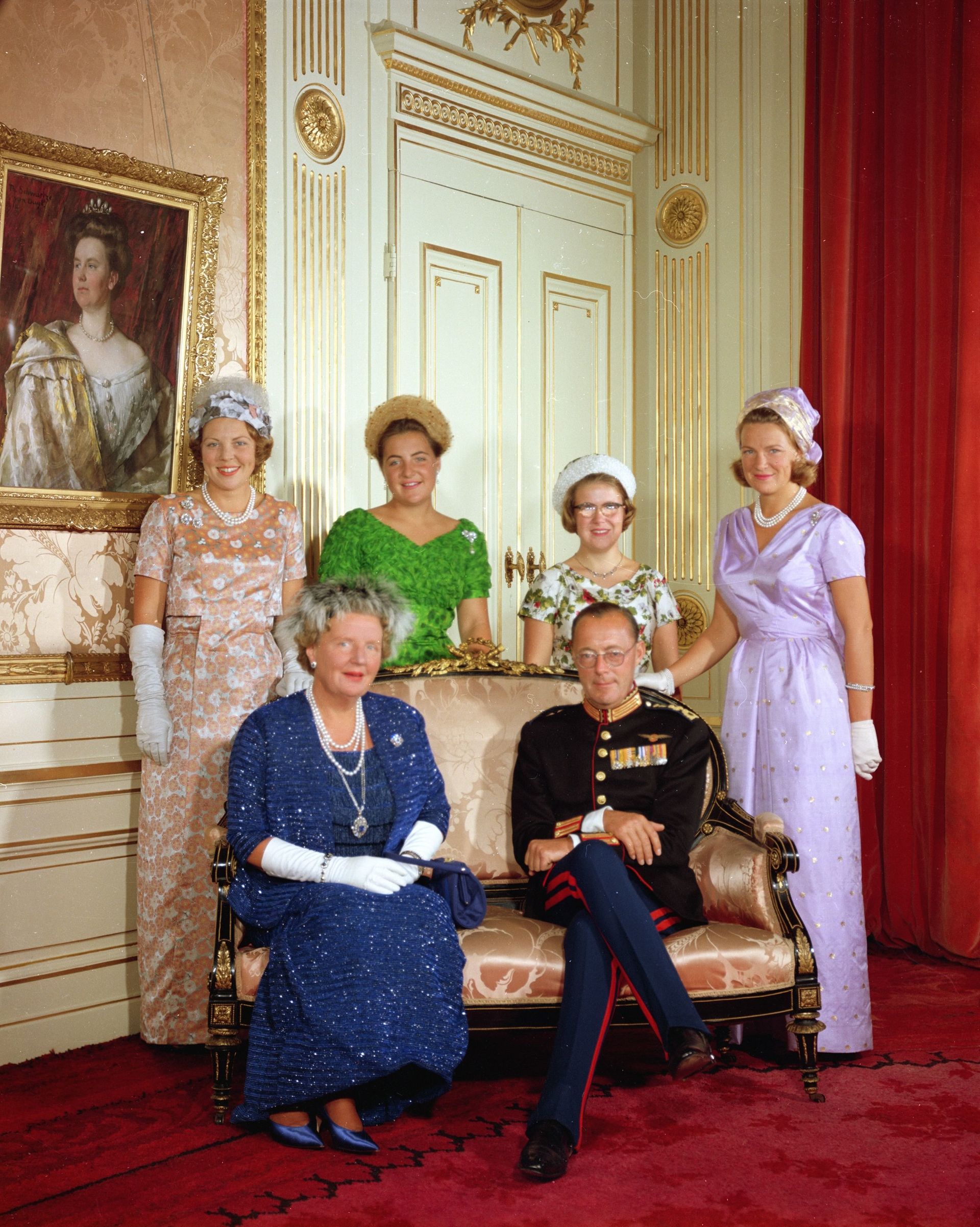 Prinsjesdag 1963: op het bankje zitten koningin Juliana en prins Bernhard. Achter het koningspaar