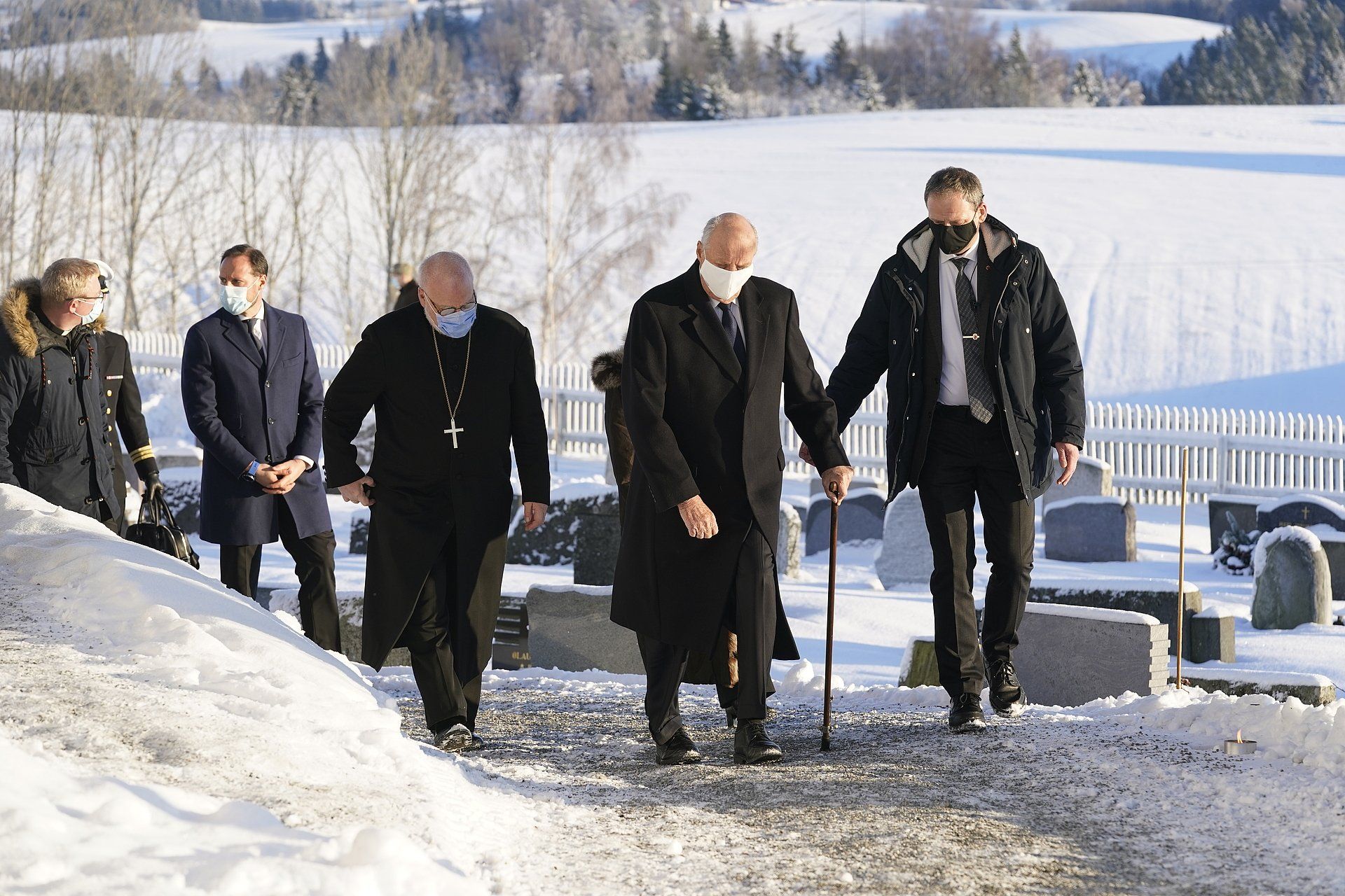 3 januari 2021: Koning Harald, Koningin Sonja en kroonprins Haakon lopen naar de Gjerdrum-kerk,