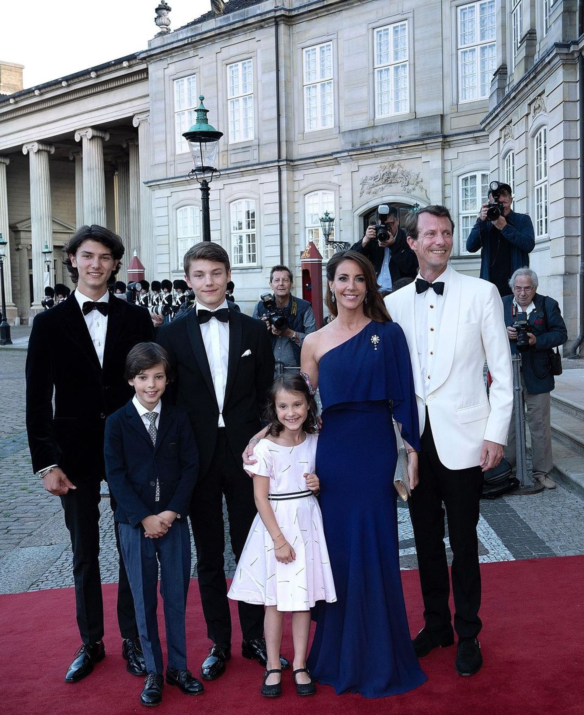 Een fotomomentje met zijn vader, prinses Marie, zijn broer Felix, zijn halfbroertje Henrik en