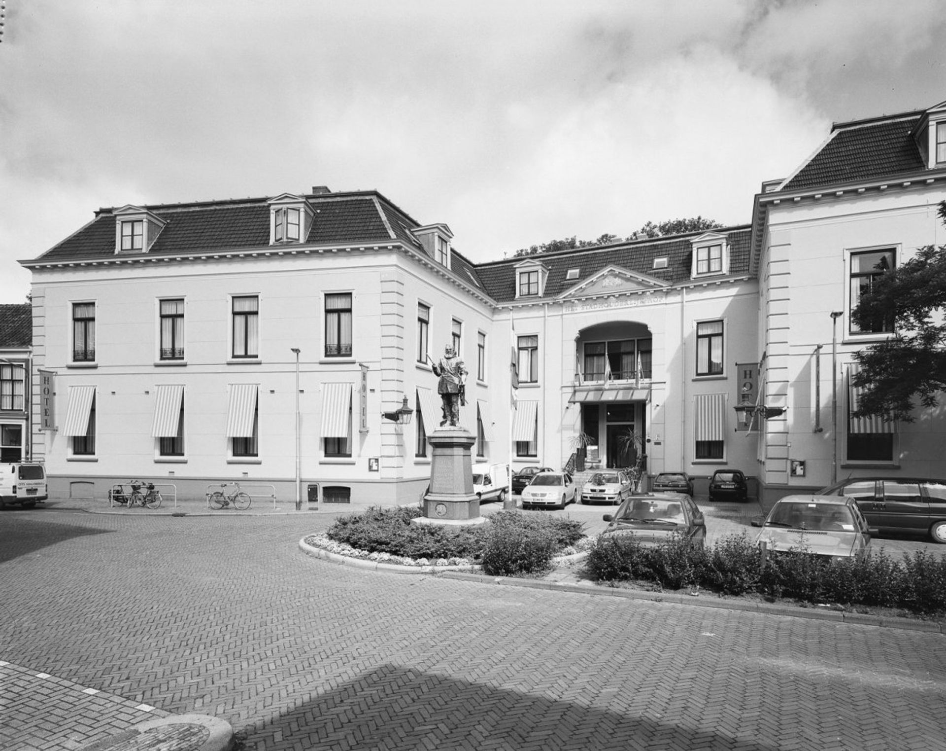 Het stadhouderlijk hof (Foto: Rijksdienst voor Cultureel Erfgoed via Wikipedia)