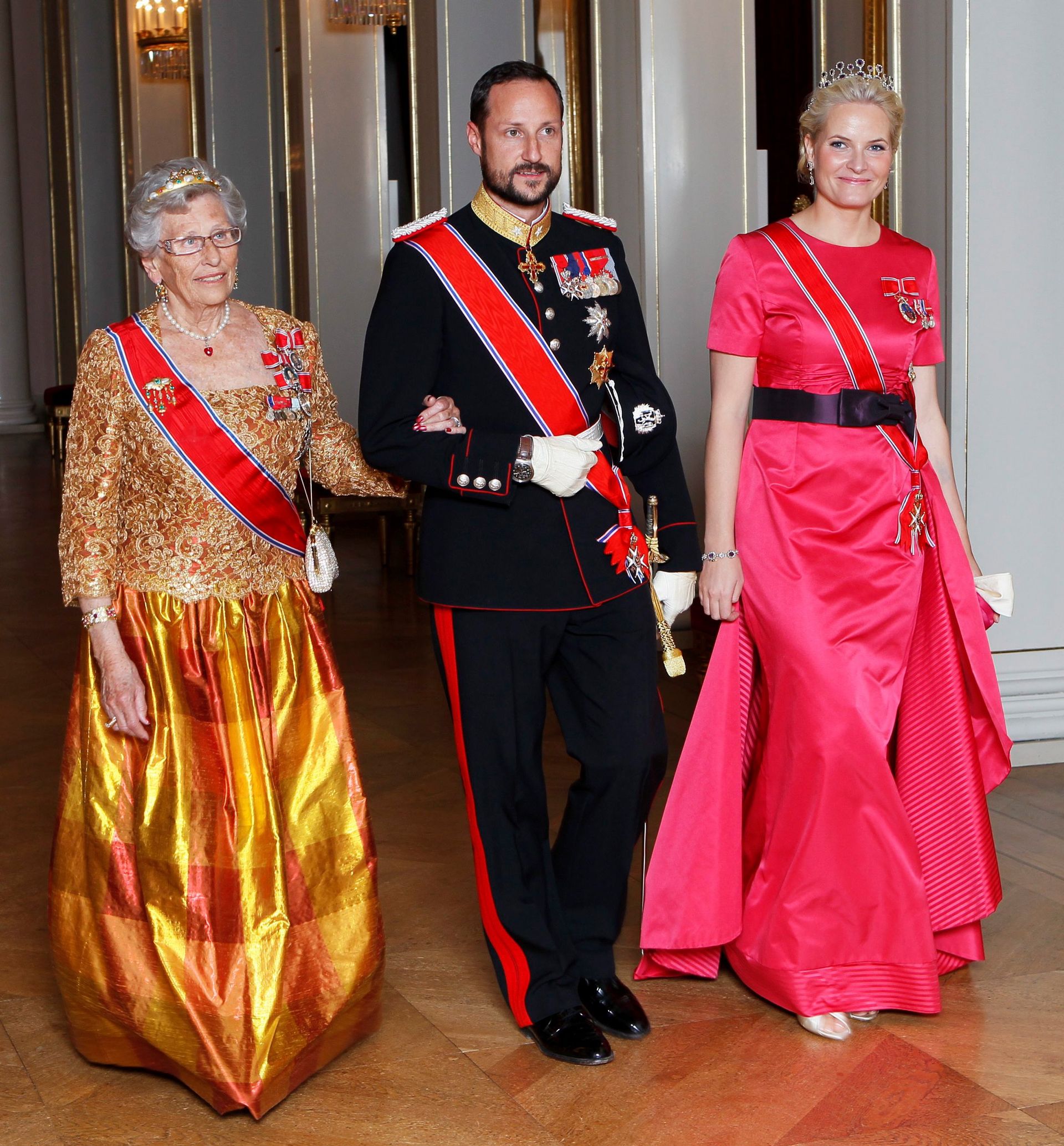 Prinses Astrid aan de arm van kroonprins Haakon bij het galadiner voor de Zwitserse president,