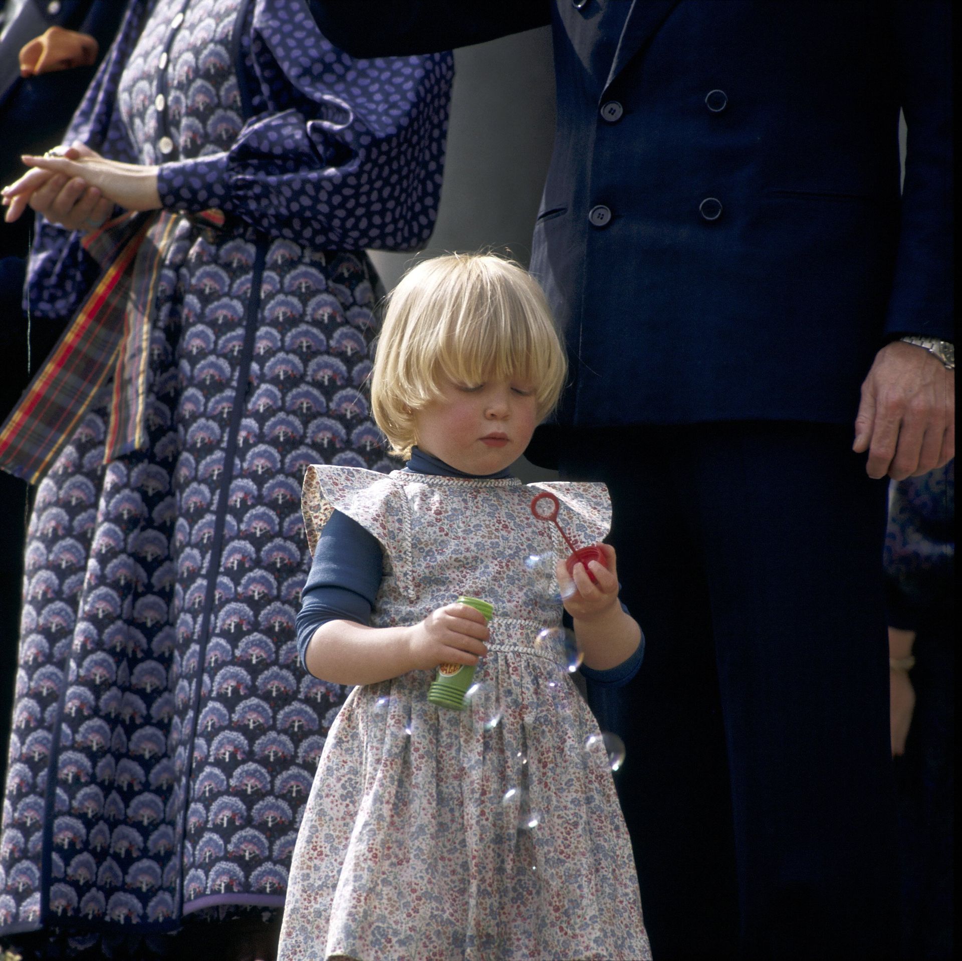 In de weer met bellenblaas tijdens de viering van Koninginnedag op Paleis Soestdijk, 1977.