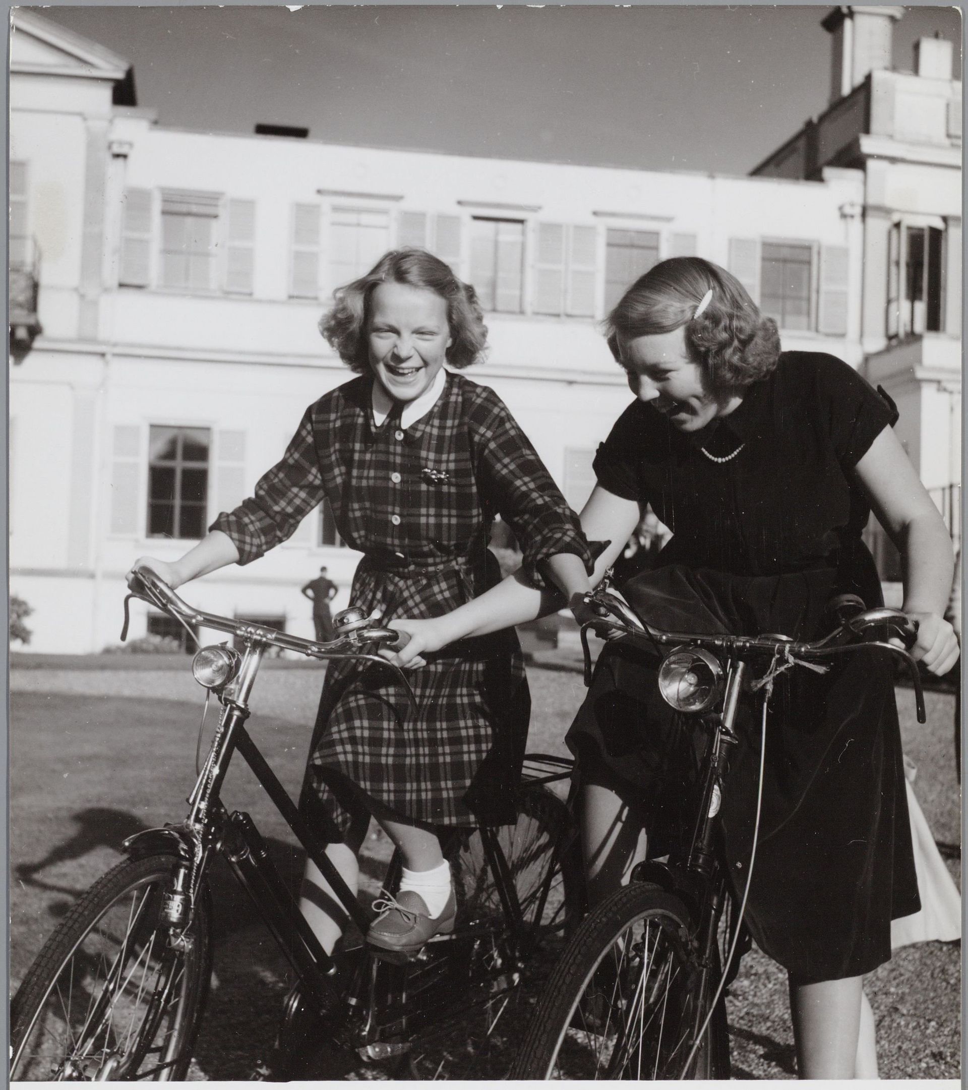 1952: prinses Irene en prinses Beatrix hebben lol op de fiets. Deze foto werd gemaakt in de tuin van