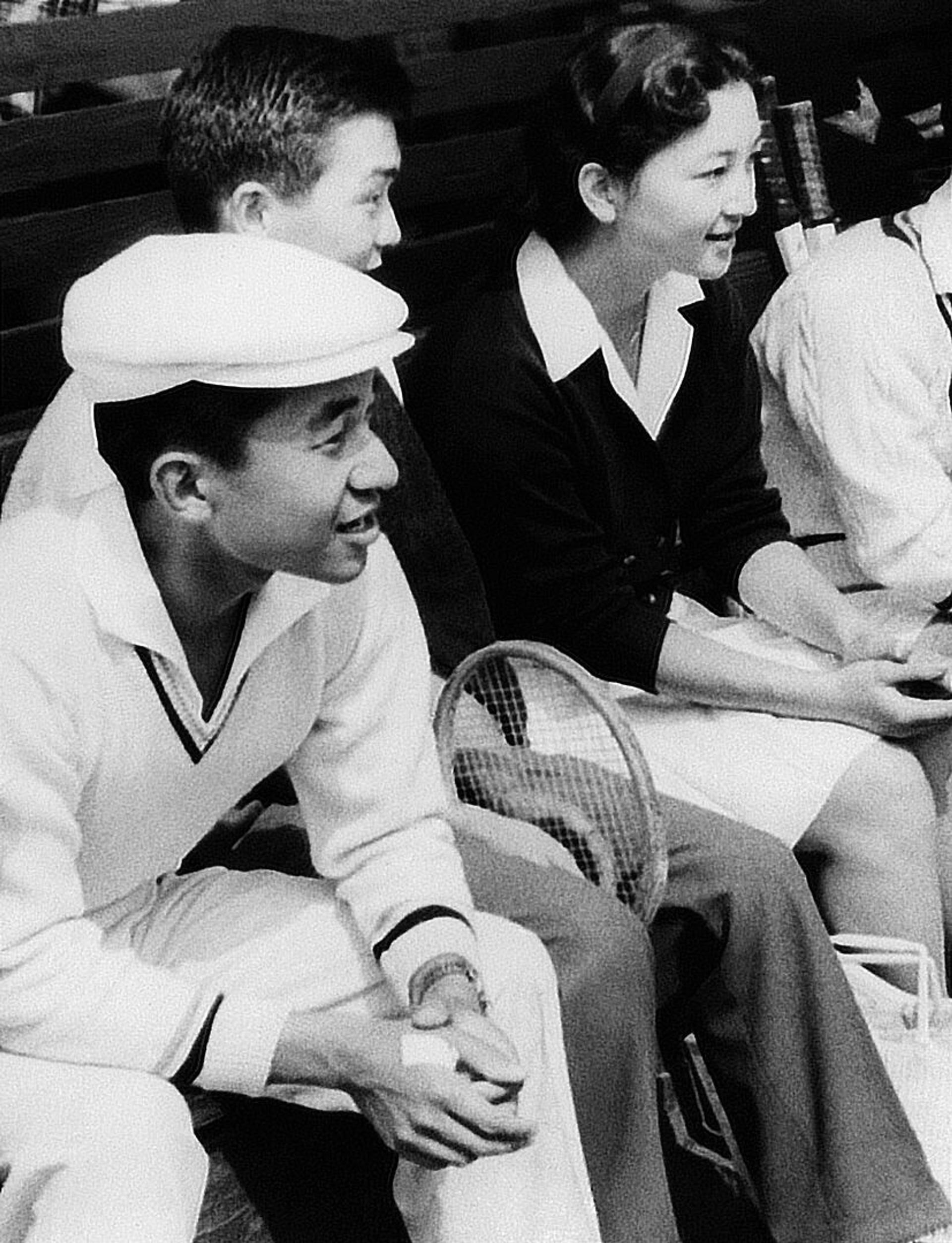 Akihito en Mishiko op de tennisbaan.