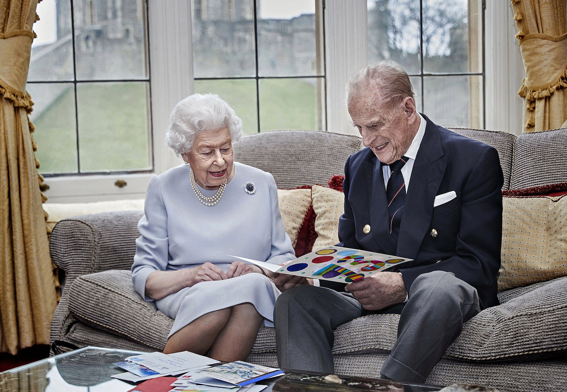 Het Britse hof deelde vorig jaar deze foto van Elizabeth en Philip, die in 2020 hun 73ste