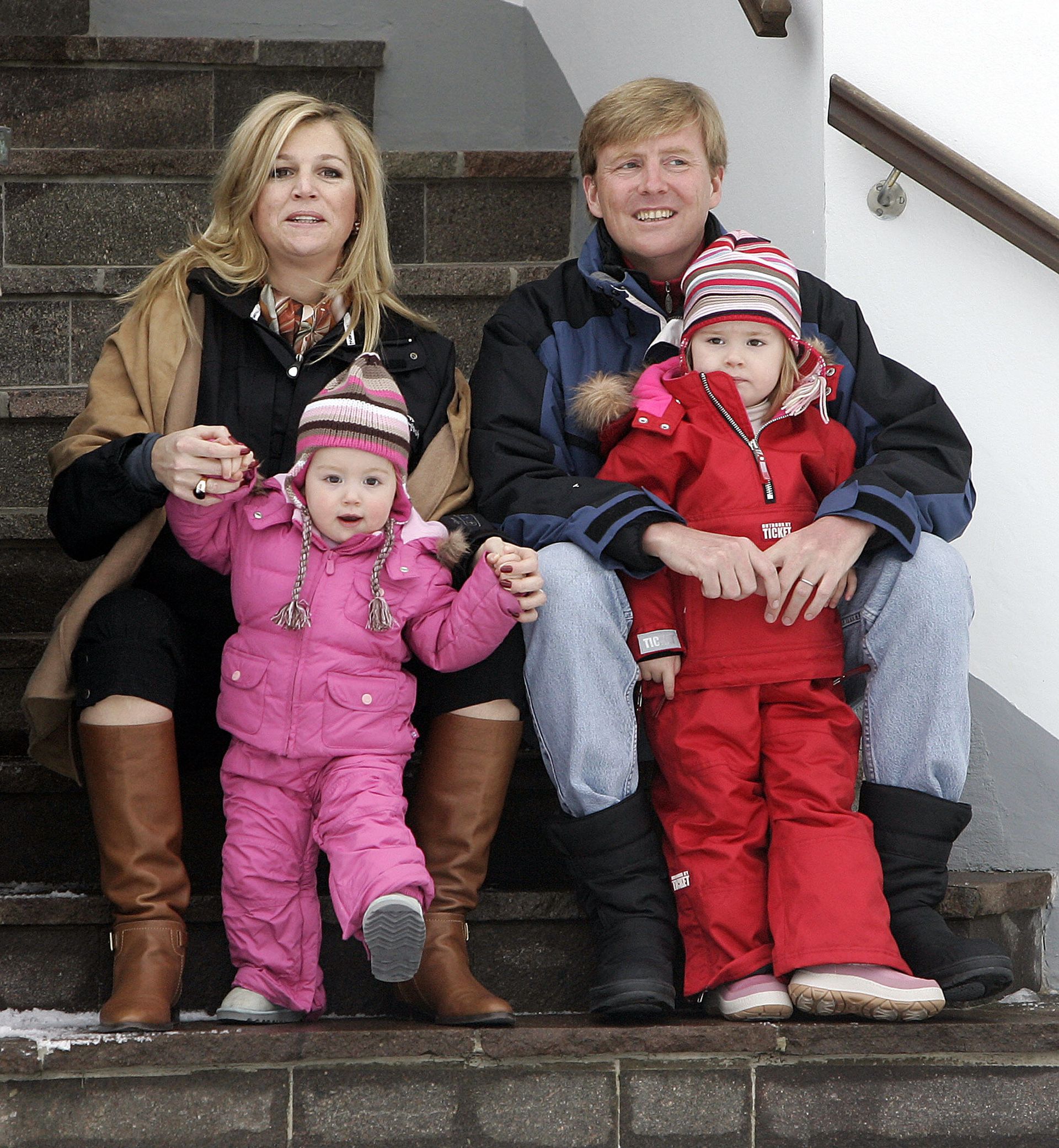 Trotse ouders met hun twee dochters Amalia en Alexia in 2007.