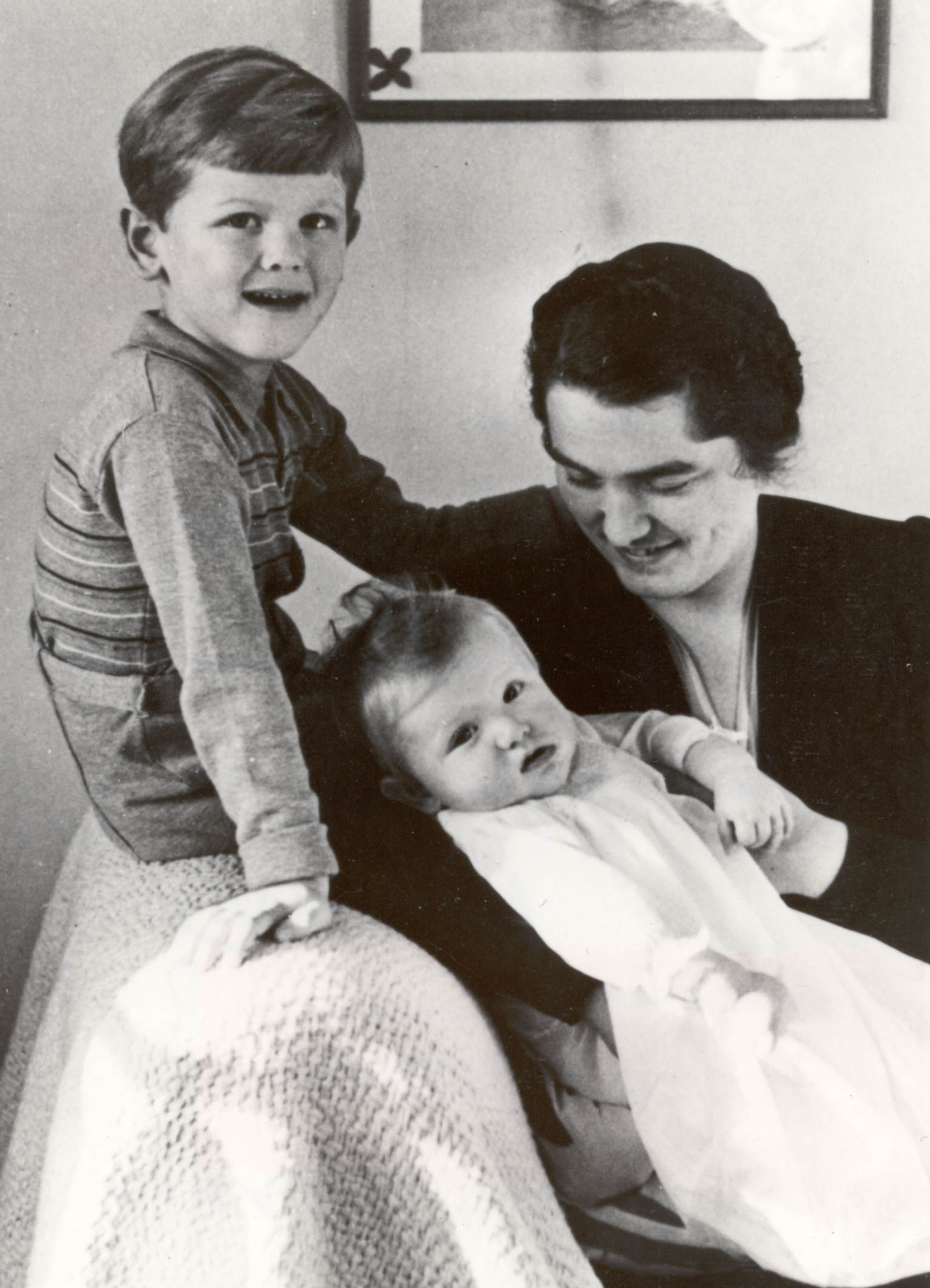 Pieter in de armen van zijn moeder en met zijn broer in 1939.