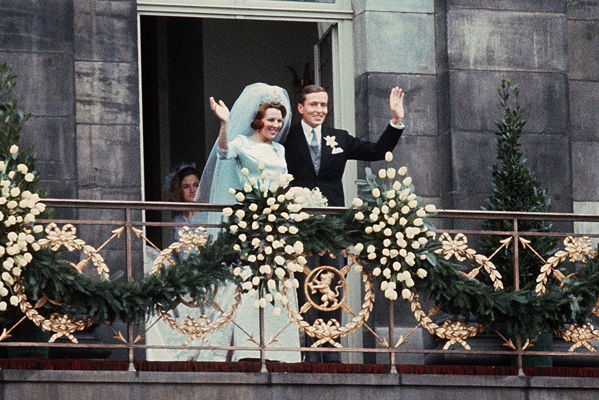 Prinses Beatrix en prins Claus verschijnen na hun kerkelijk huwelijk op het balkon van het Paleis op de Dam.