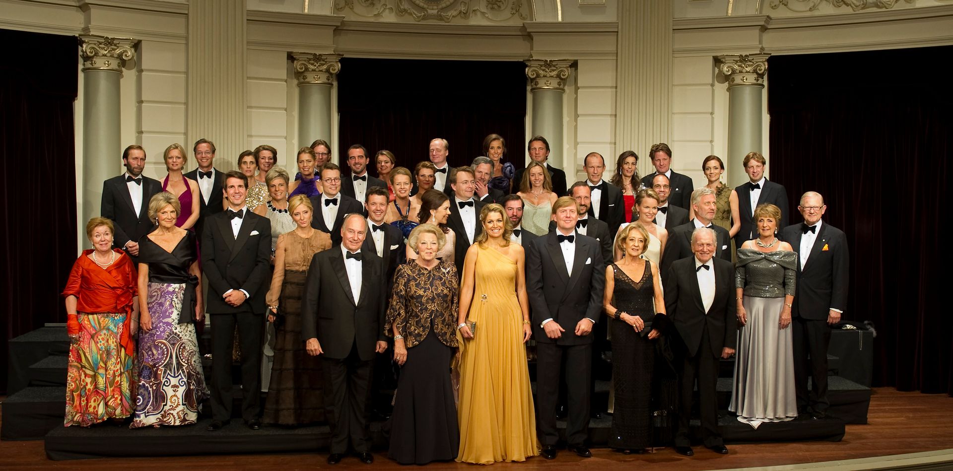 2011: Máxima poseert met al haar gasten in het Concertgebouw in Amsterdam voorafgaand aan het