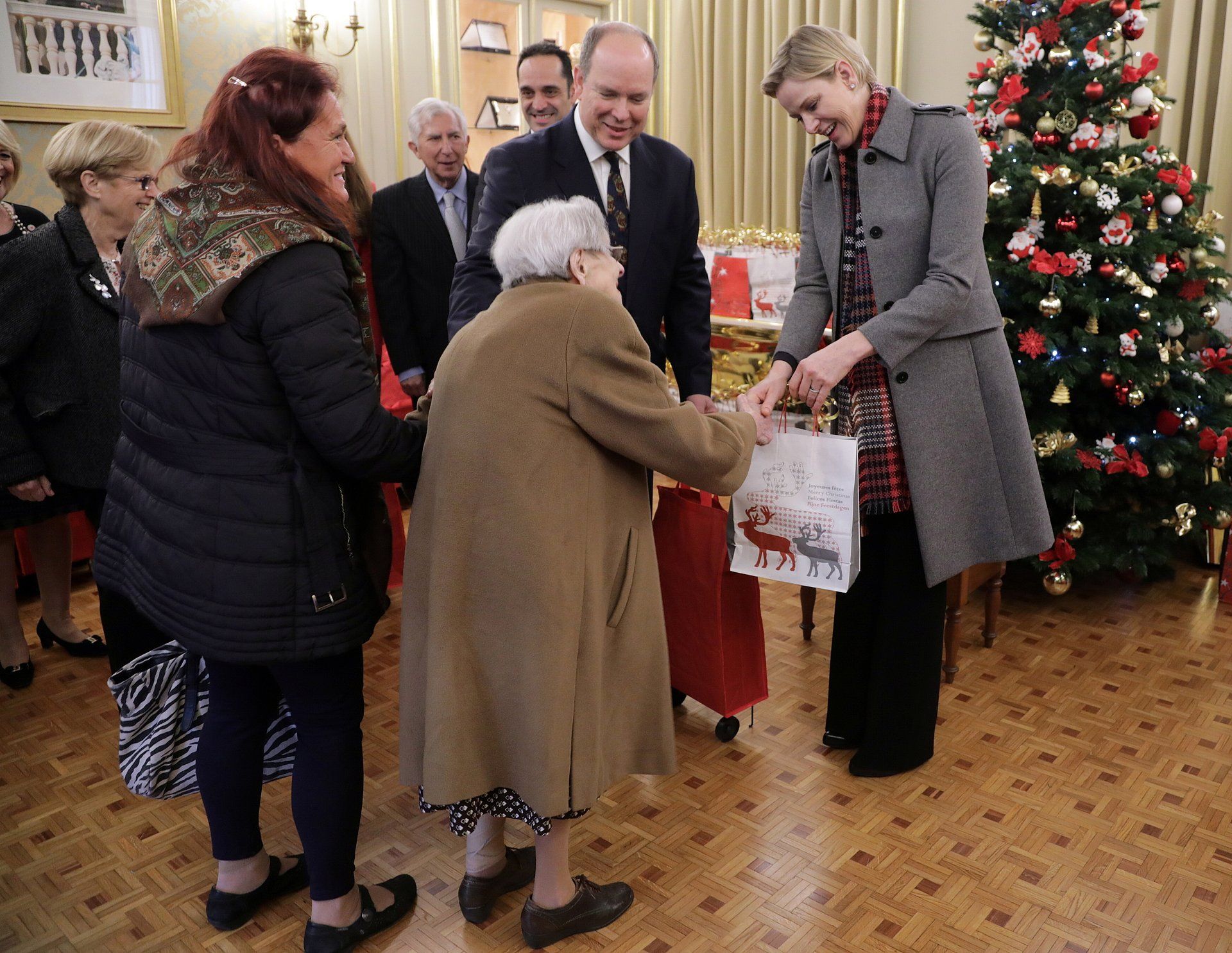 Albert en Charlène in 2018, delen cadeaus uit aan ouderen.