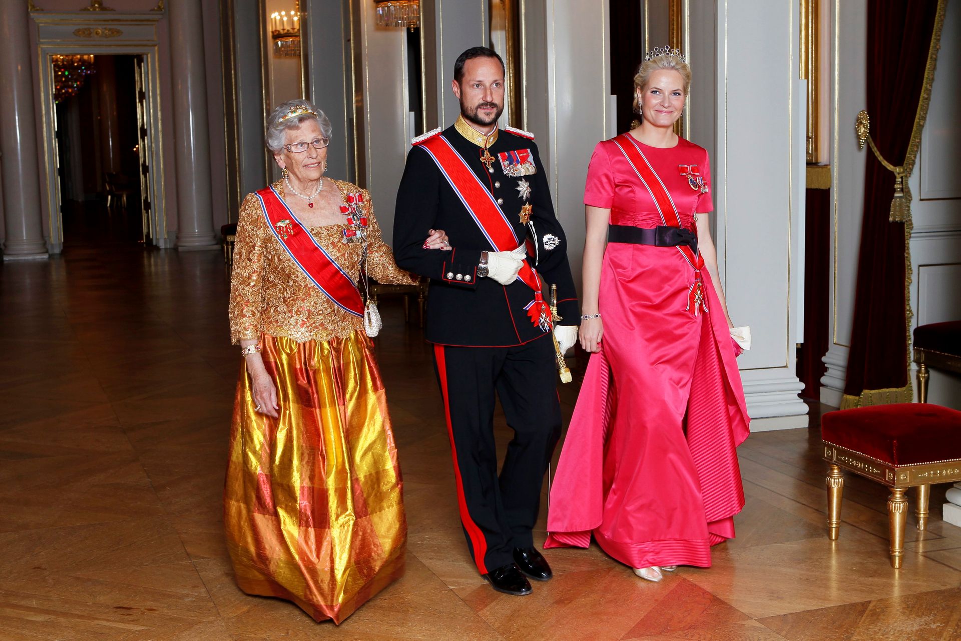 Prinses Astrid, prins Haakon en prinses Mette Marit op weg naar het diner.