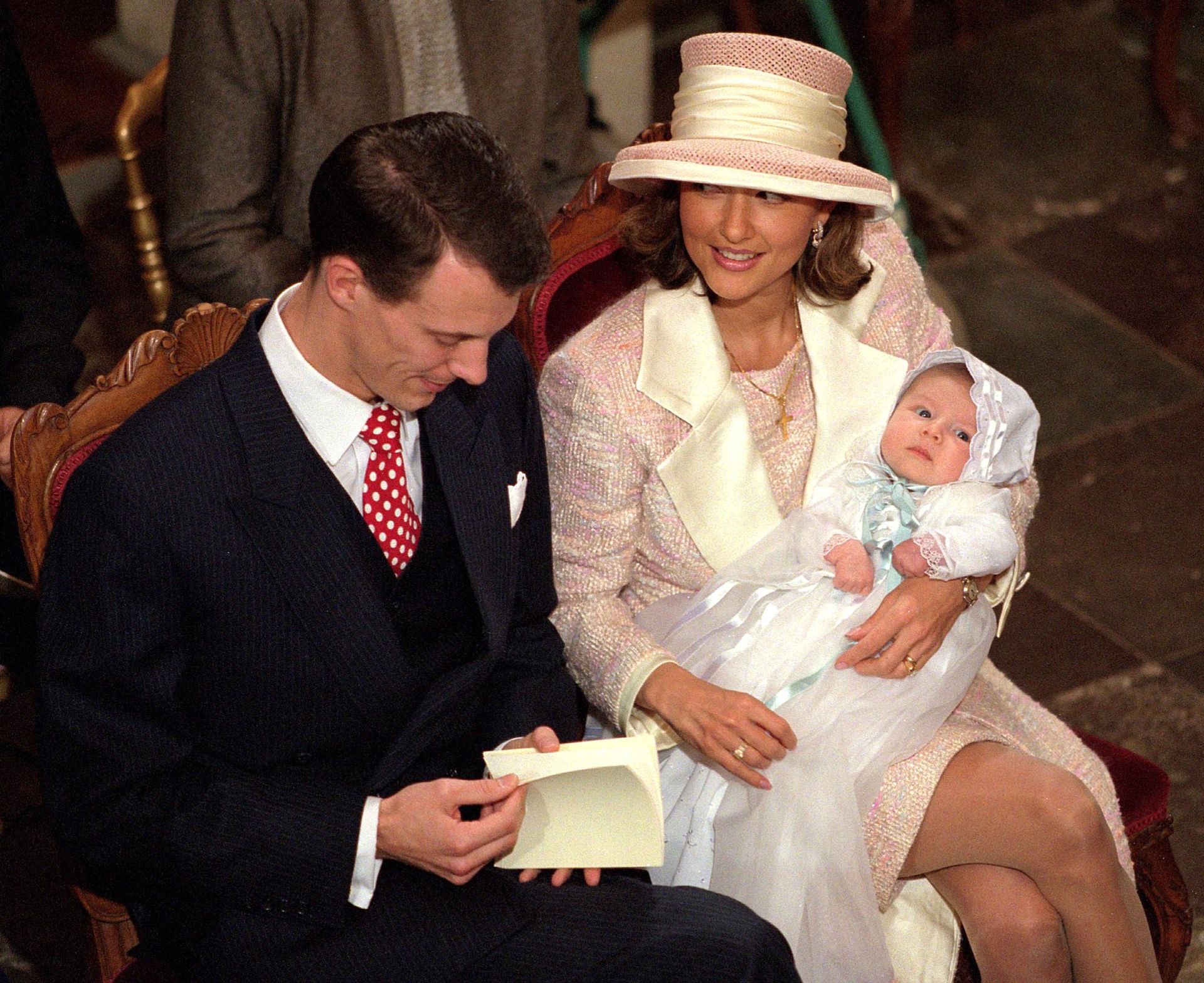 De kleine Nikolai in de armen van zijn moeder tijdens de doopplechtigheid.