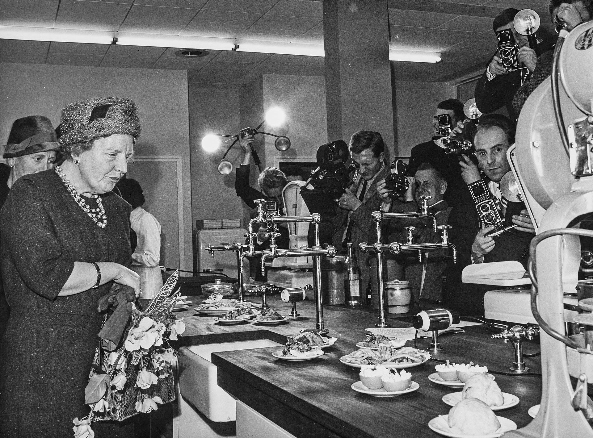 Koningin Juliana in 1961 bij de opening van het Instituut voor Landbouwhuishoudkunde.