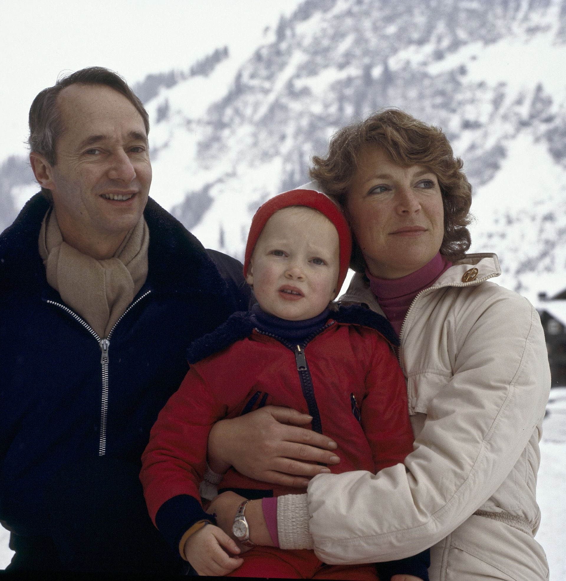 Carlos en Irene met hun jongste dochter Carolina tijdens de wintersportvakantie in Lech, 1978.