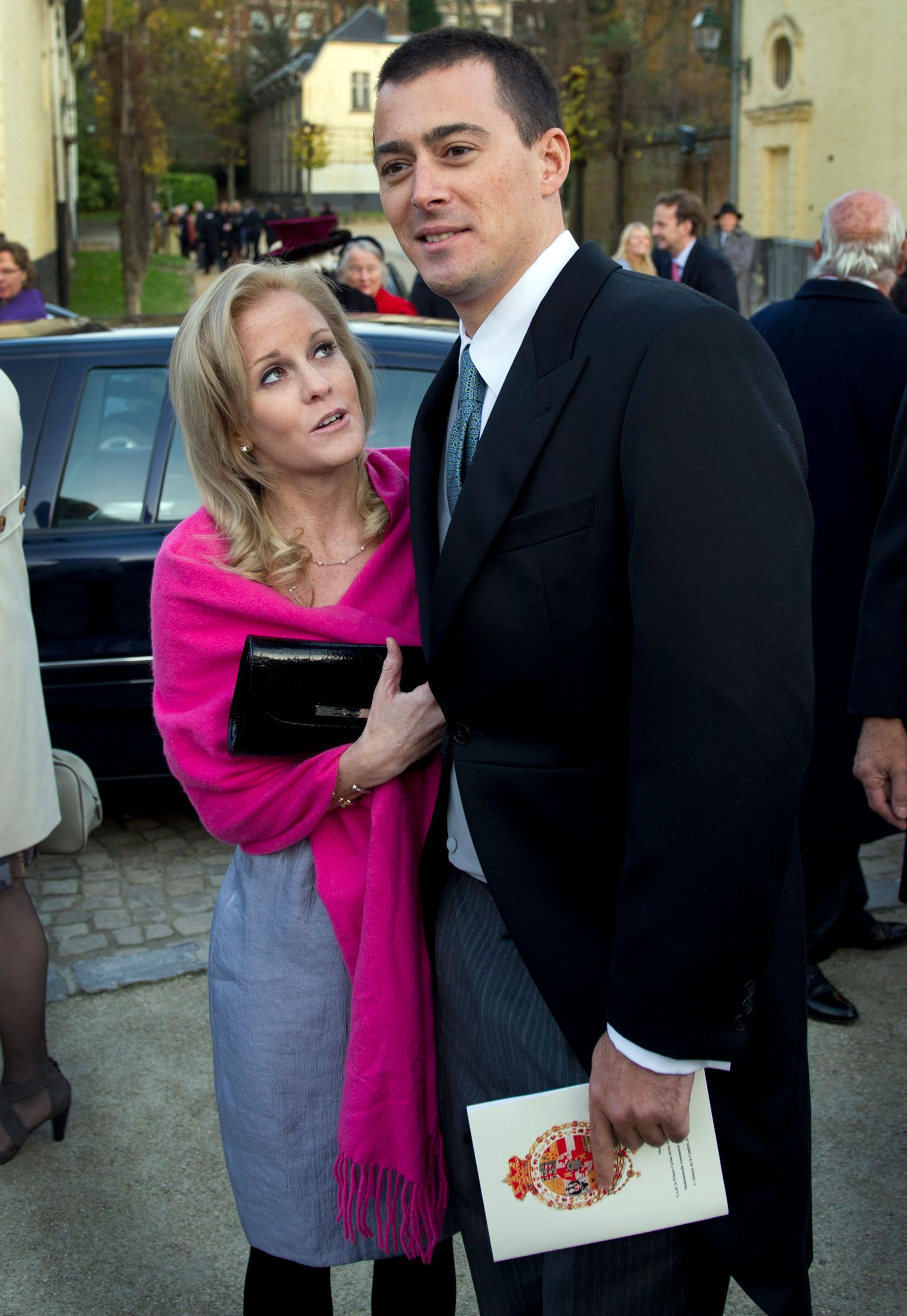 Nicolás en Chrissy na afloop van het kerkelijk huwelijk van prins Carlos en prinses Annemarie in Brussel, 20 november 2010.