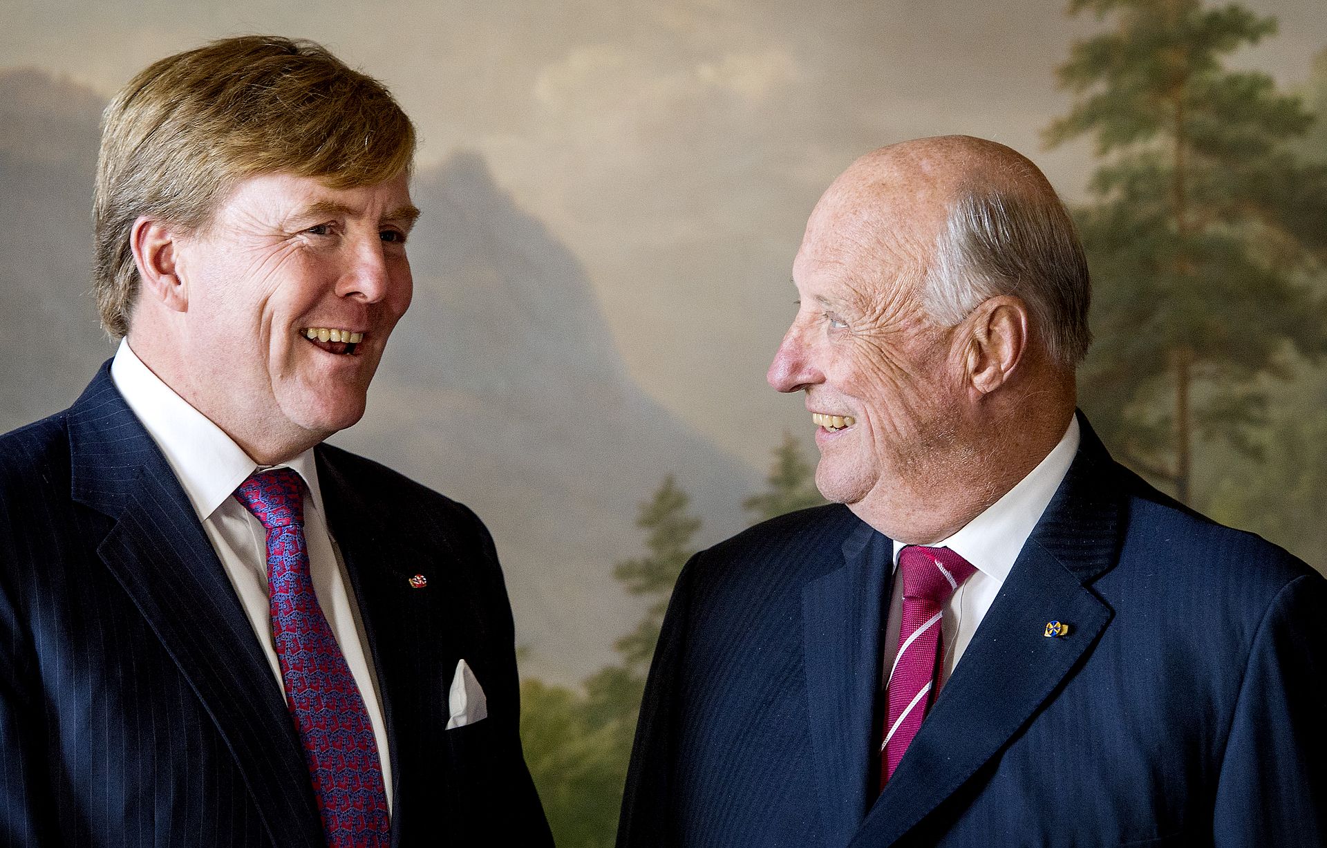 Een onderonsje met koning Harald tijdens het kennismakingsbezoek van koning Willem-Alexander aan Noorwegen, 2 oktober 2013.