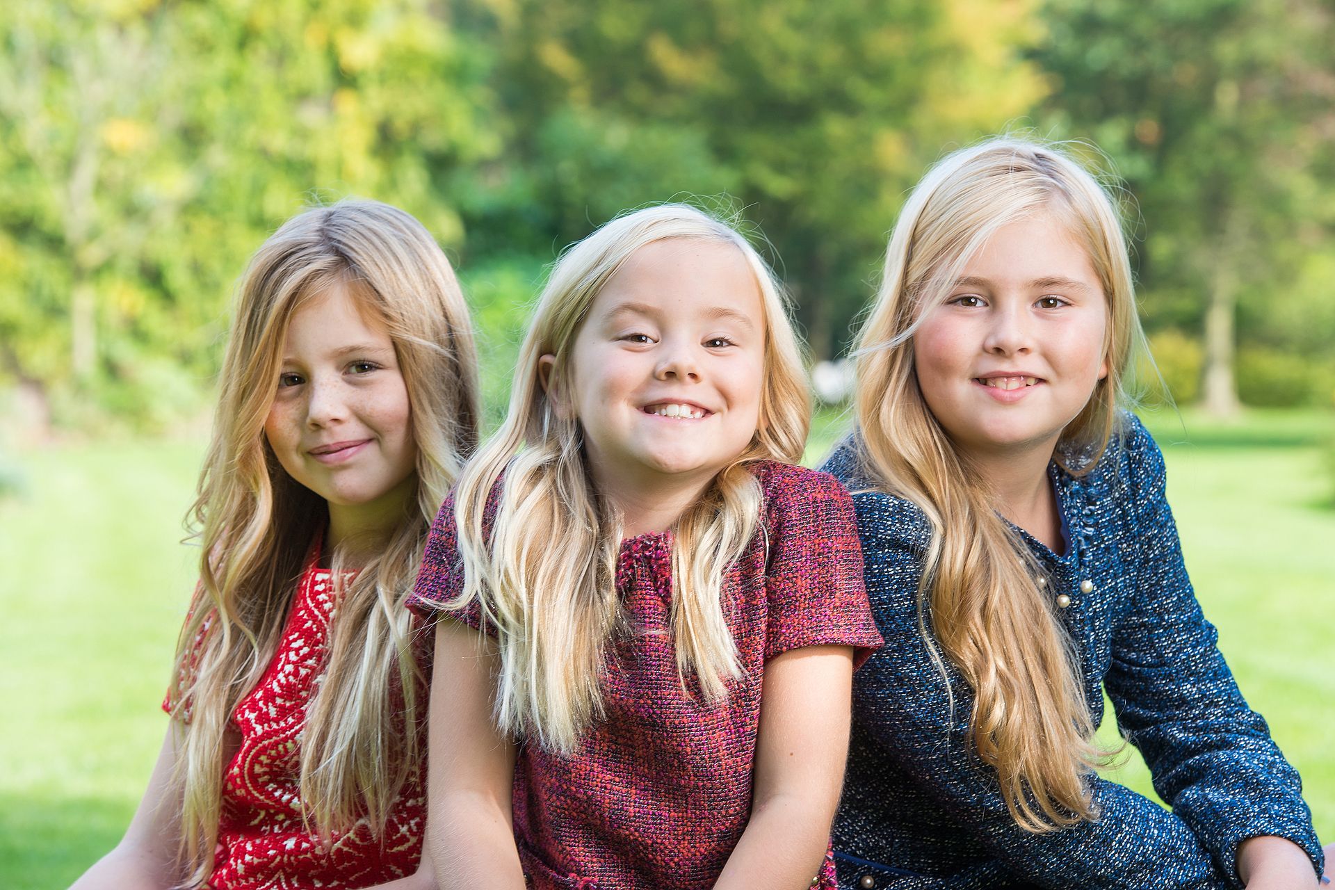 Ariane straalt te midden van haar zussen Alexia en Amalia tijdens een fotosessie in Wassenaar,