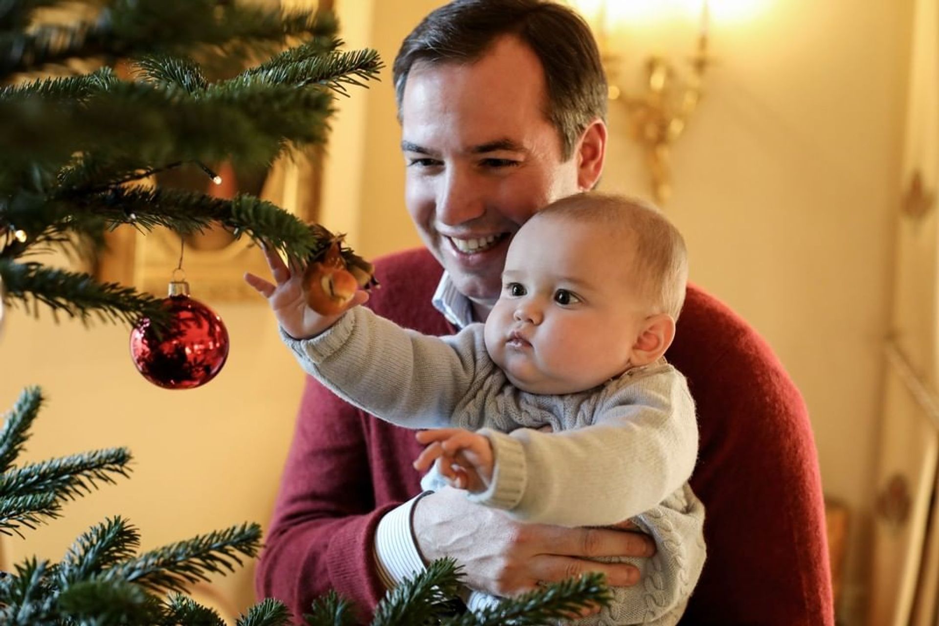 2020: Erfgroothertog Guillaume van Luxemburg helpt baby prins Charles met het optuigen van de boom.