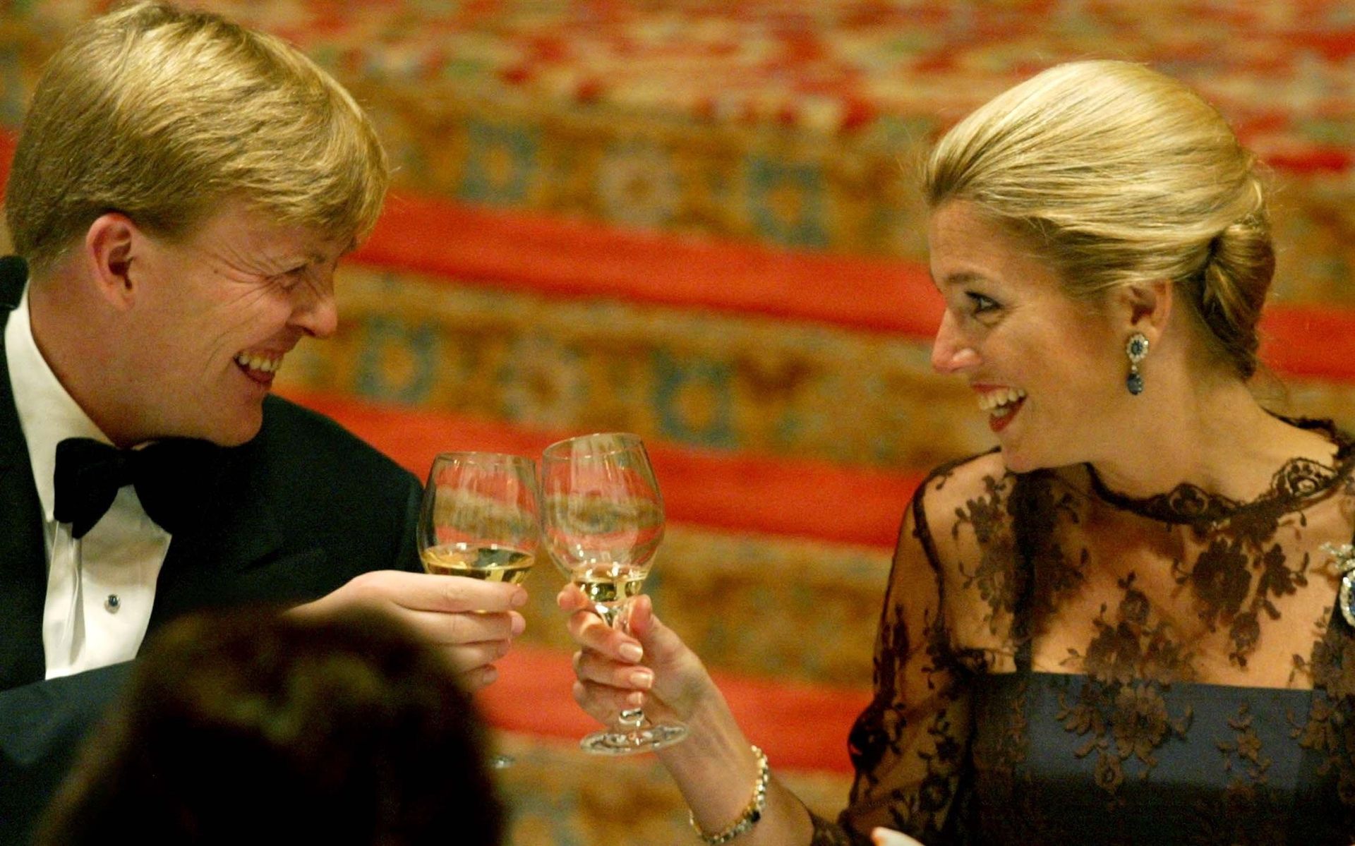 Proost! Prins Willem-Alexander en Máxima heffen het glas tijdens het regeringsdiner in de Ridderzaal in Den Haag. De Nederlandse regering bood het aanstaande paar een diner aan ter gelegenheid van hun voorgenomen huwelijk (2002).